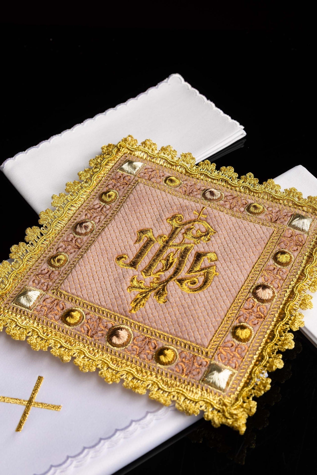 Cáliz de terciopelo engastado en rosa con el símbolo IHS bordado S-5567-C5 - CASULLAS.ES