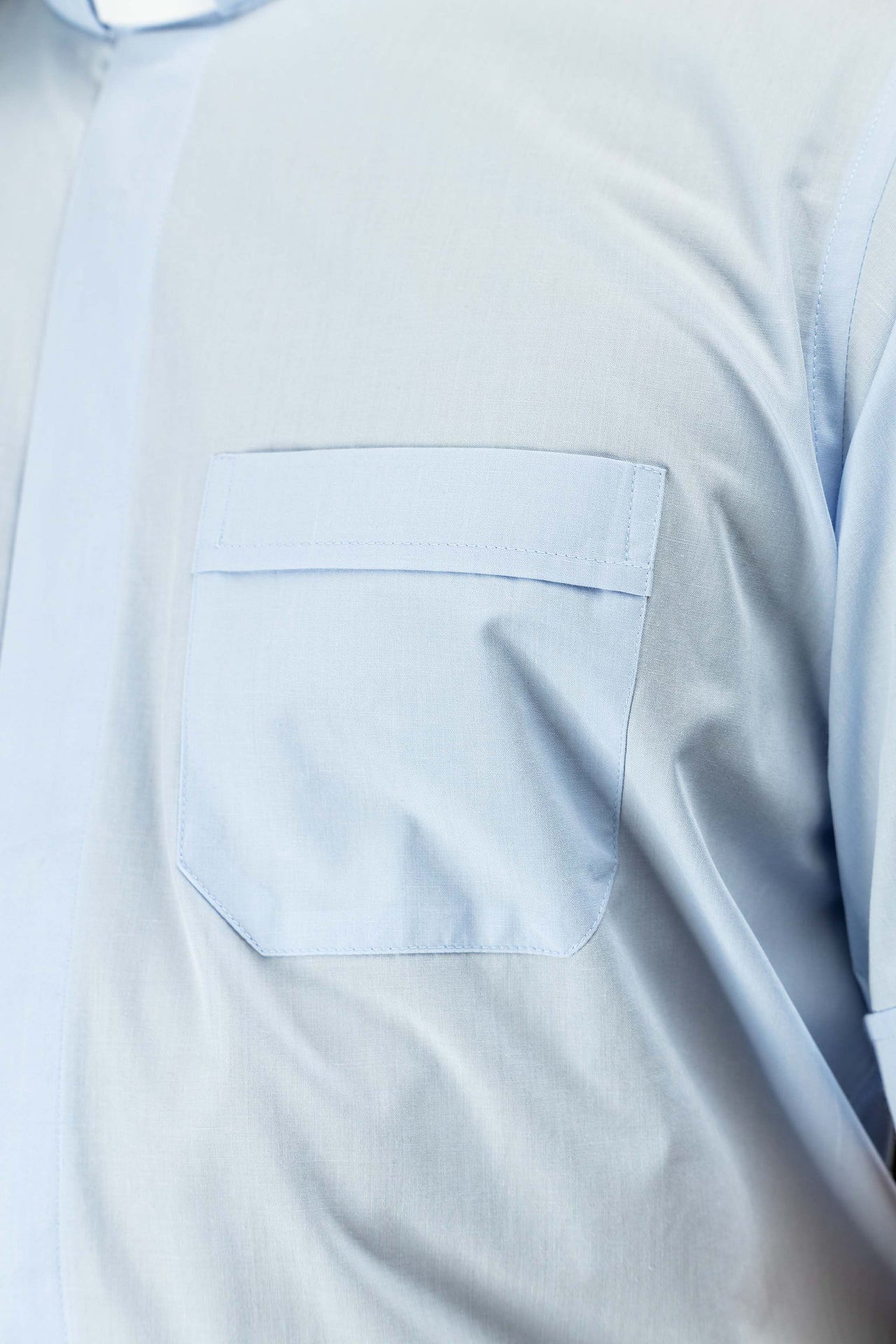 Camisa clerical azul de manga corta con alzacuello KSZ/002/223/KR/38 - CASULLAS.ES
