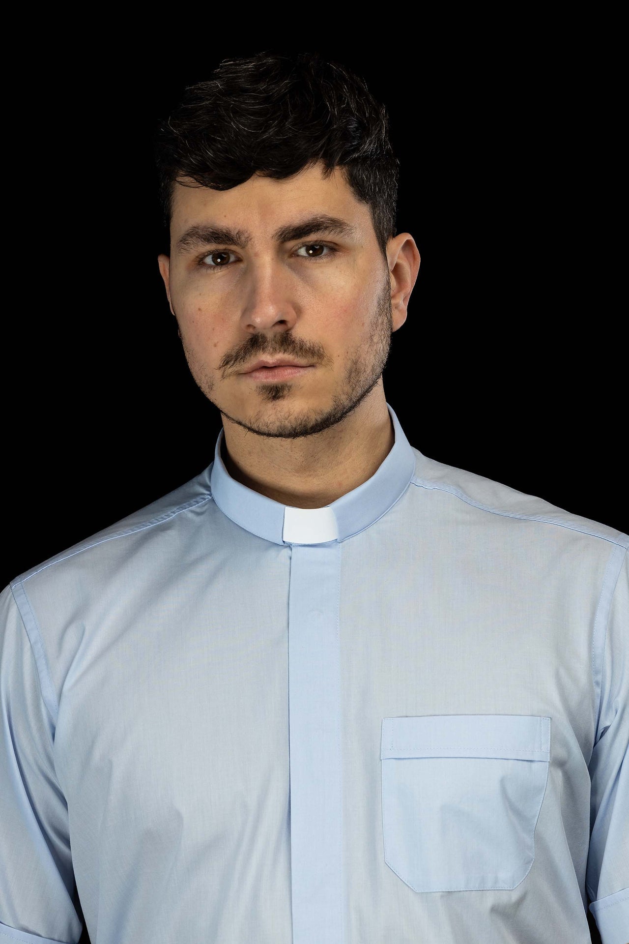 Camisa clerical azul de manga corta con alzacuello KSZ/002/223/KR/38 - CASULLAS.ES