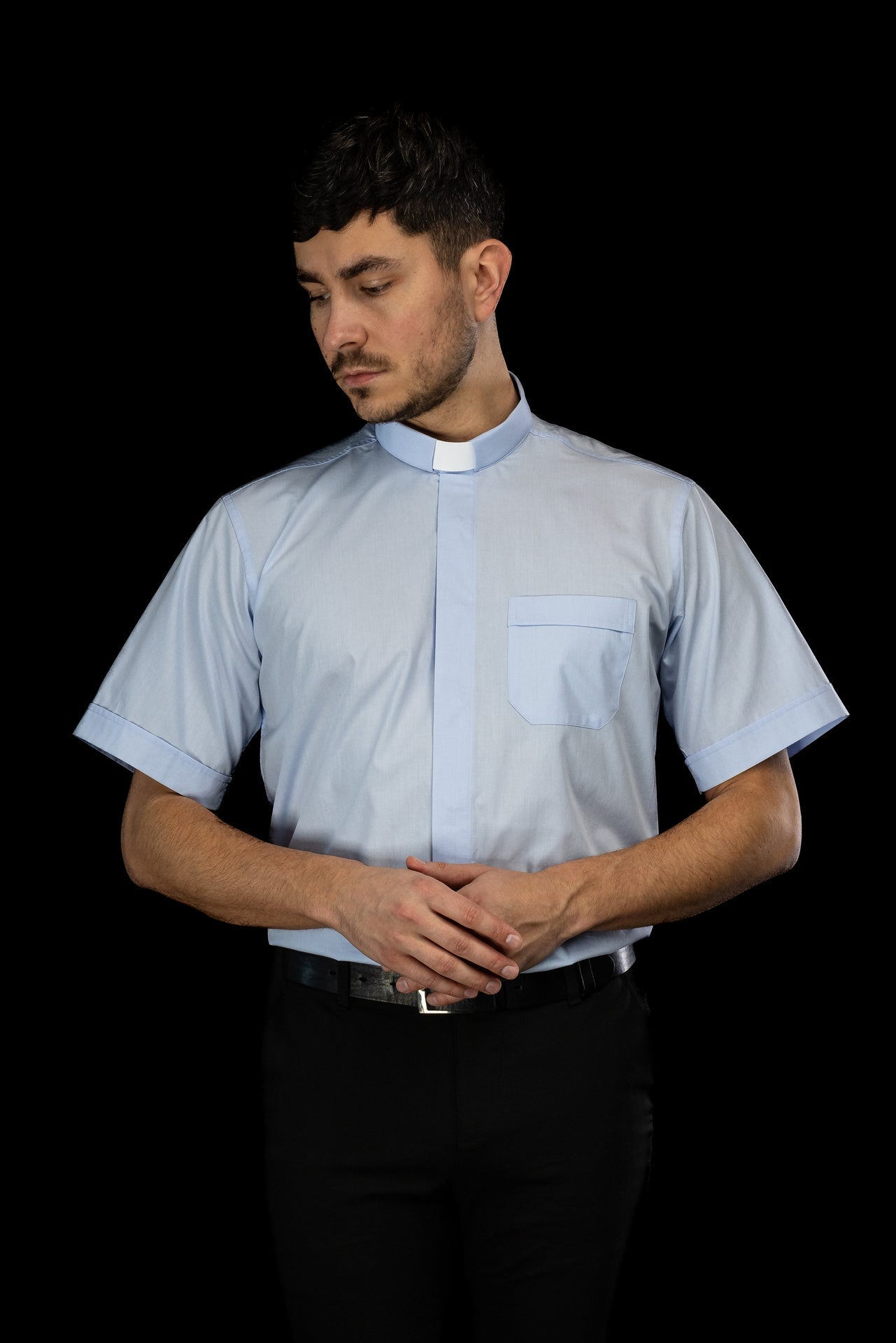Camisa clerical azul de manga corta con alzacuello KSZ/002/223/KR/38 - CASULLAS.ES