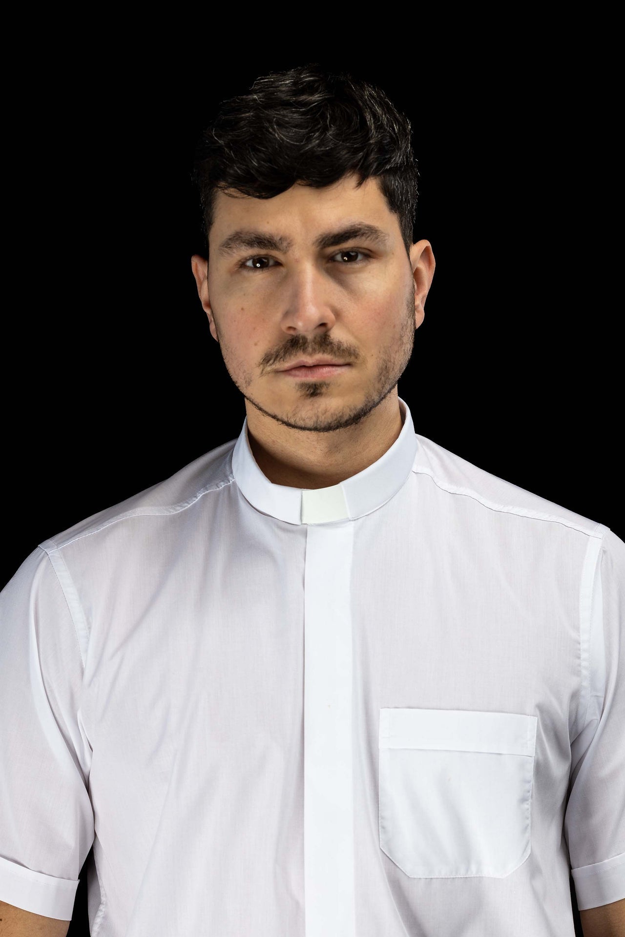 Camisa clerical blanca de manga corta con alzacuello KSZ/002/211/KR/38 - CASULLAS.ES