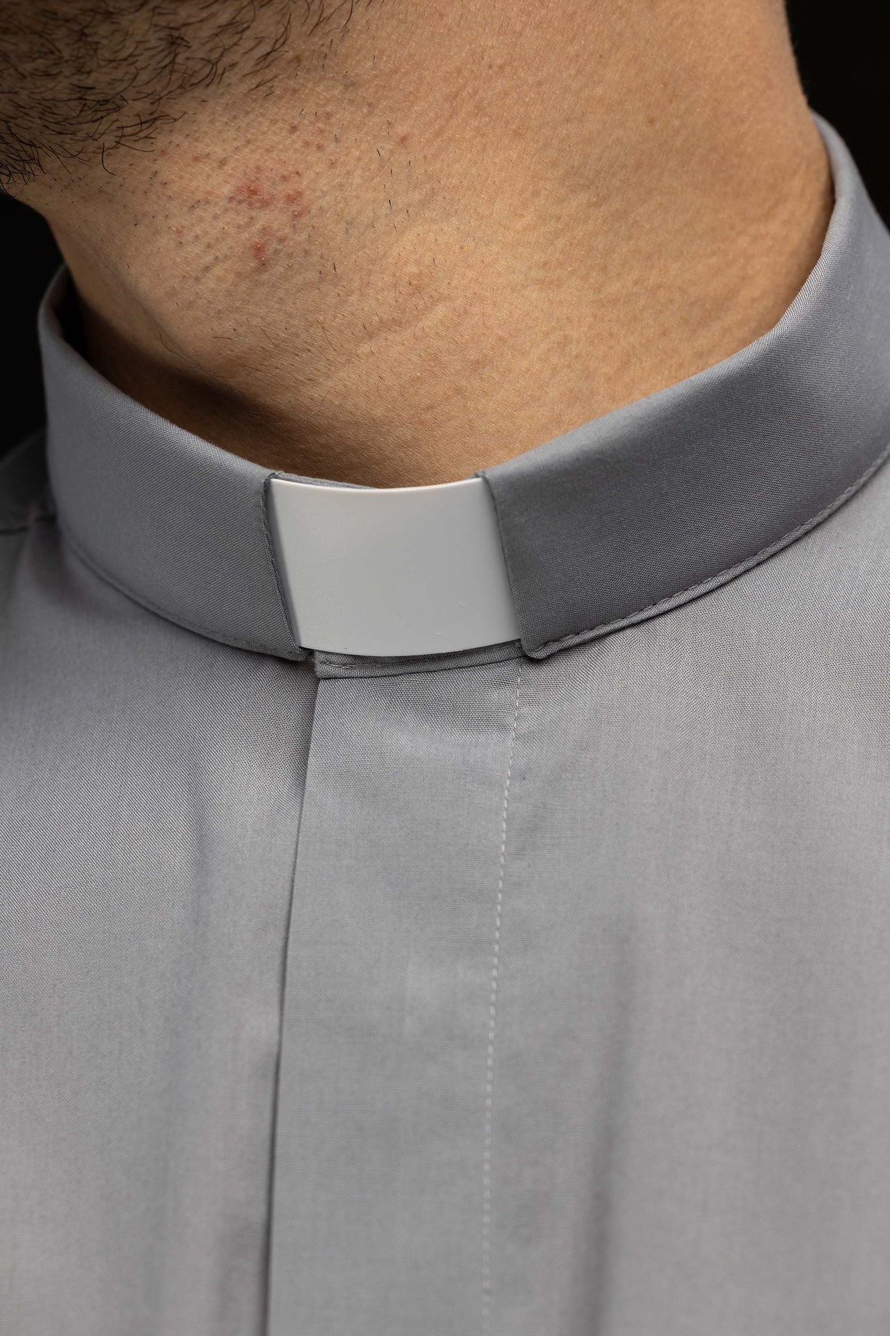 Camisa clerical gris claro de manga corta con alzacuello KSZ/002/220/KR/38 - CASULLAS.ES
