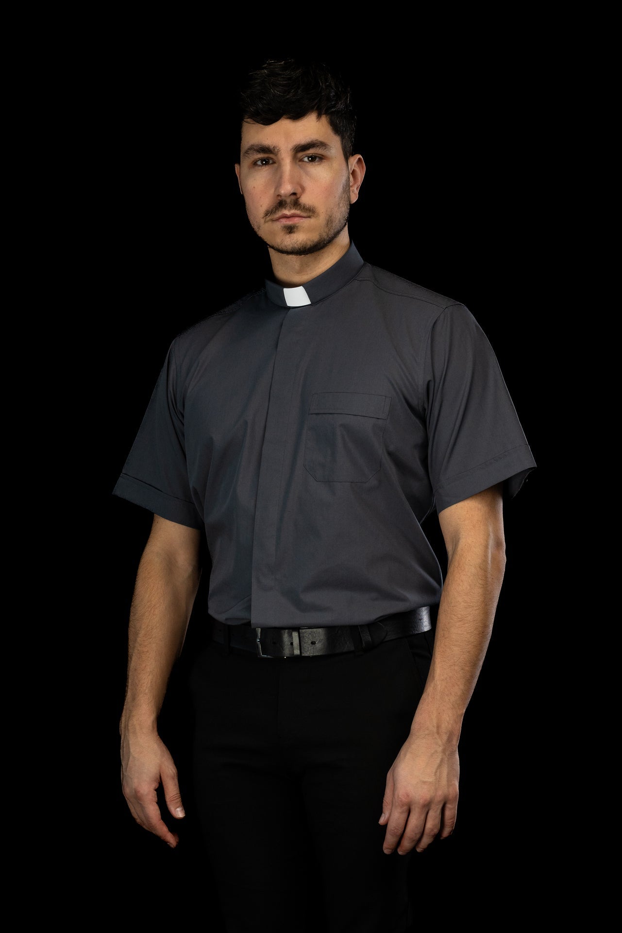 Camisa clerical gris oscuro de manga corta con alzacuello KSZ/002/209/KR/38 - CASULLAS.ES