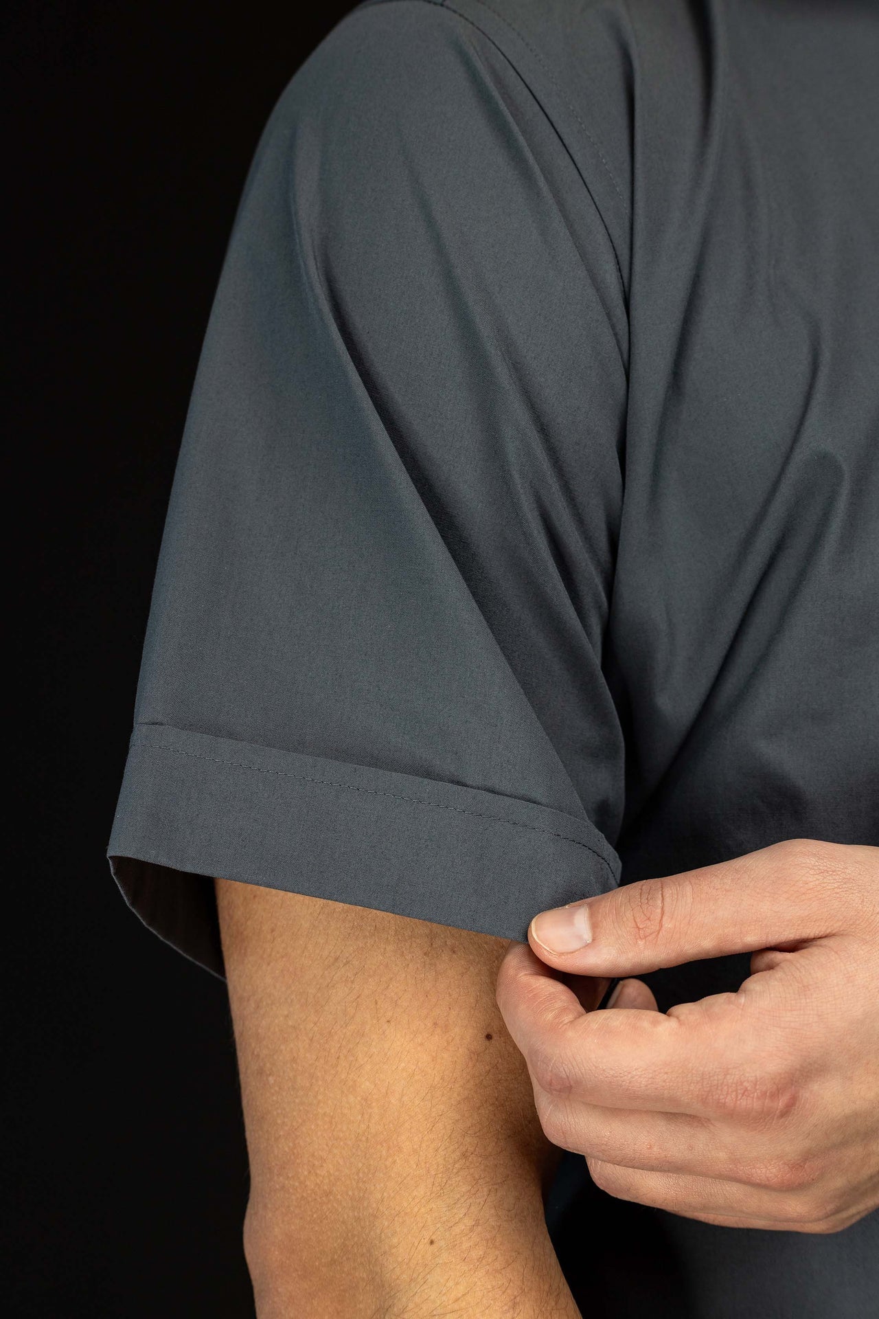 Camisa clerical gris oscuro de manga corta con alzacuello KSZ/002/209/KR/38 - CASULLAS.ES
