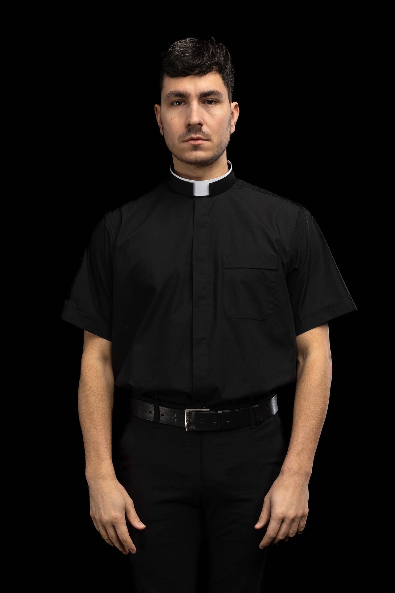 Camisa clerical romana negra de manga corta con alzacuello KSZ/004/214/KR/38 - CASULLAS.ES