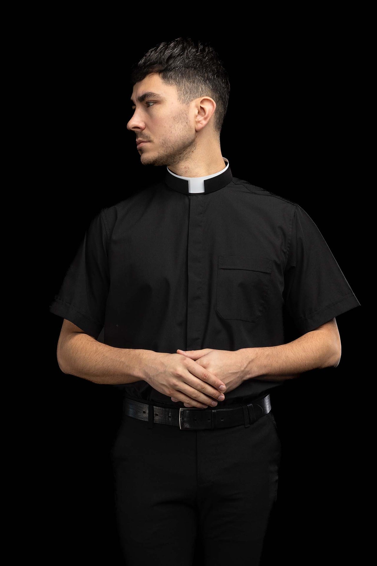 Camisa clerical romana negra de manga corta con alzacuello KSZ/004/214/KR/38 - CASULLAS.ES