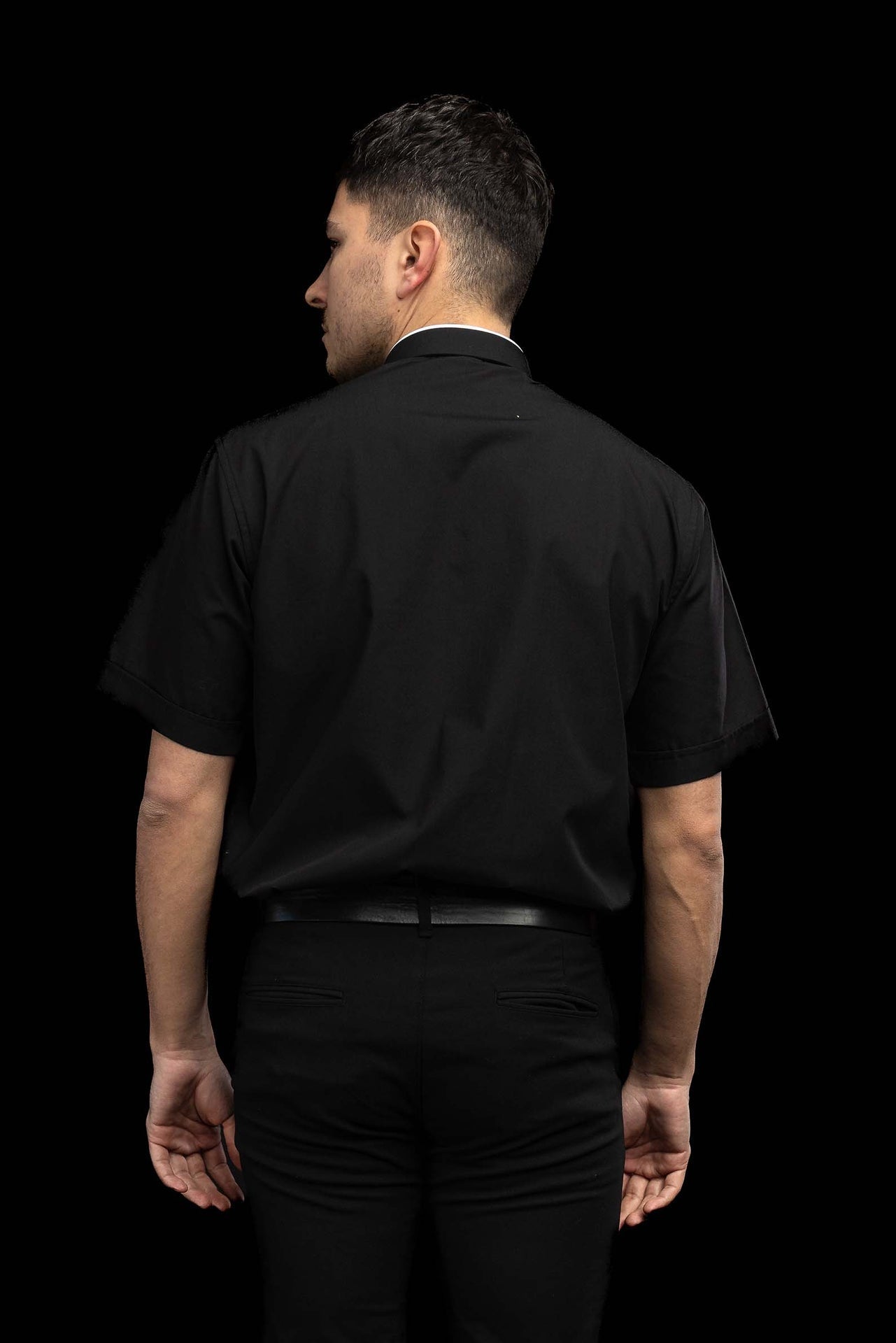 Camisa clerical romana negra de manga corta con alzacuello KSZ/004/214/KR/38 - CASULLAS.ES