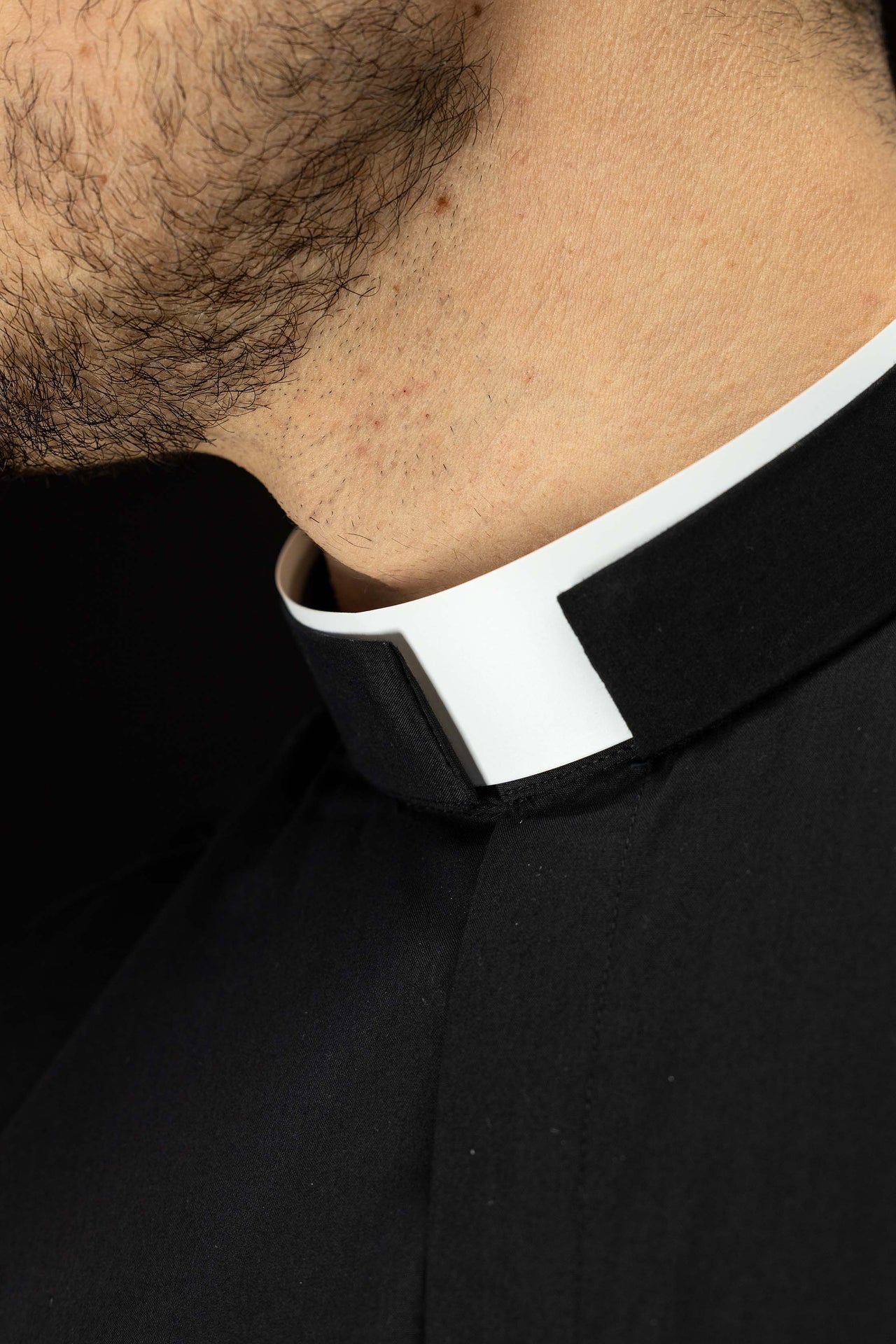 Camisa clerical romana negra de manga larga con alzacuello KSZ/003/214/DR/38 - CASULLAS.ES