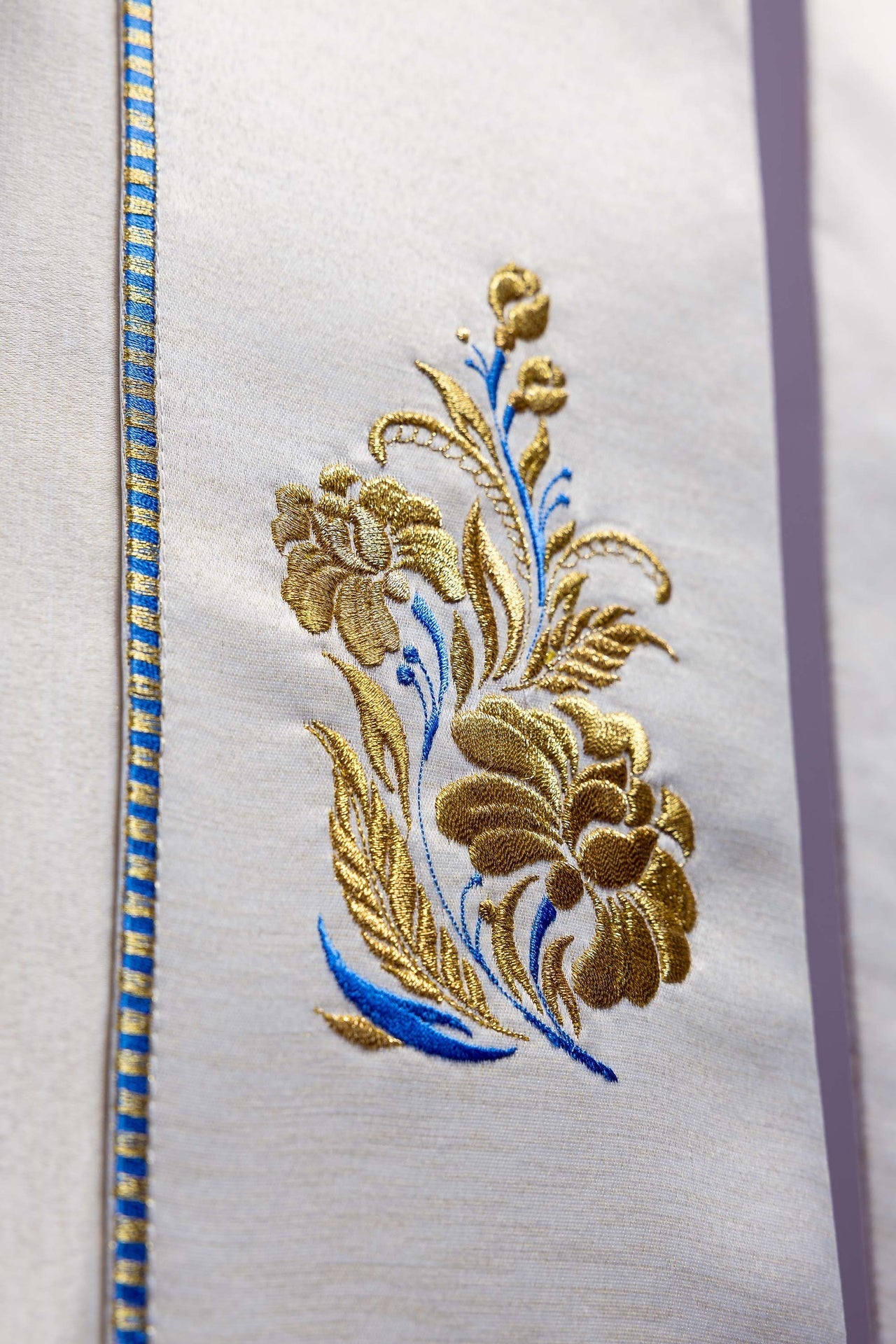 Capa bordada mariana en color ecru KDT/3043/05/54 ECRU 150CM - CASULLAS.ES