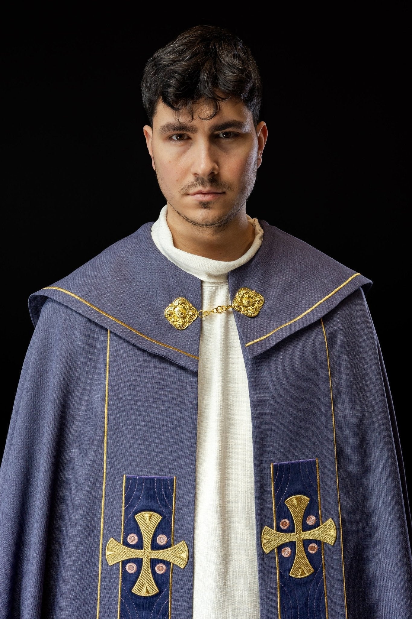 Capa con cruces doradas bordadas y terciopelo morado S - 3068 - 03 - 70 150cm - CASULLAS.ES