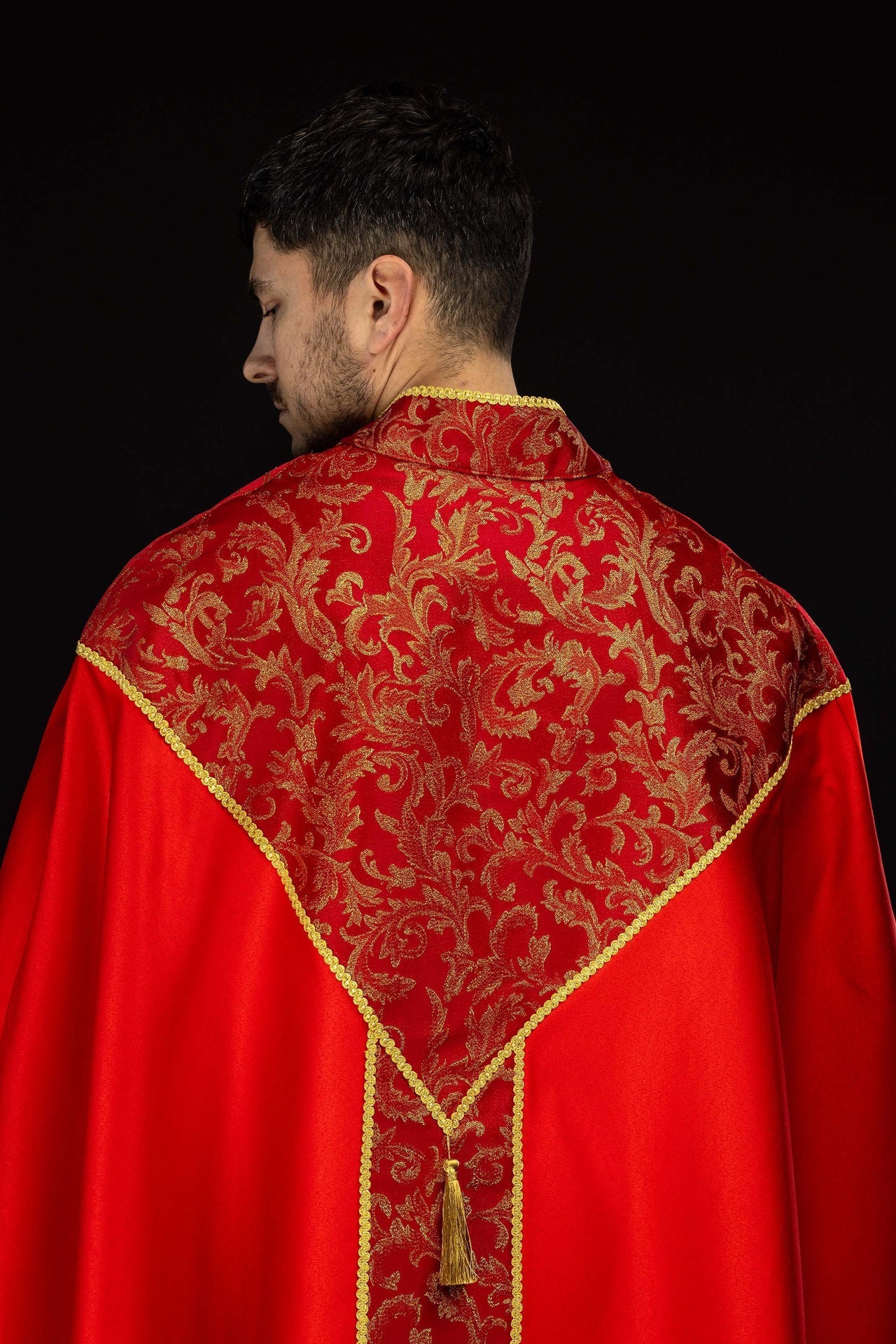 Capa pluvial bordada adornada con tejido jacquard rojo KKP/162/02/20 145cm - CASULLAS.ES