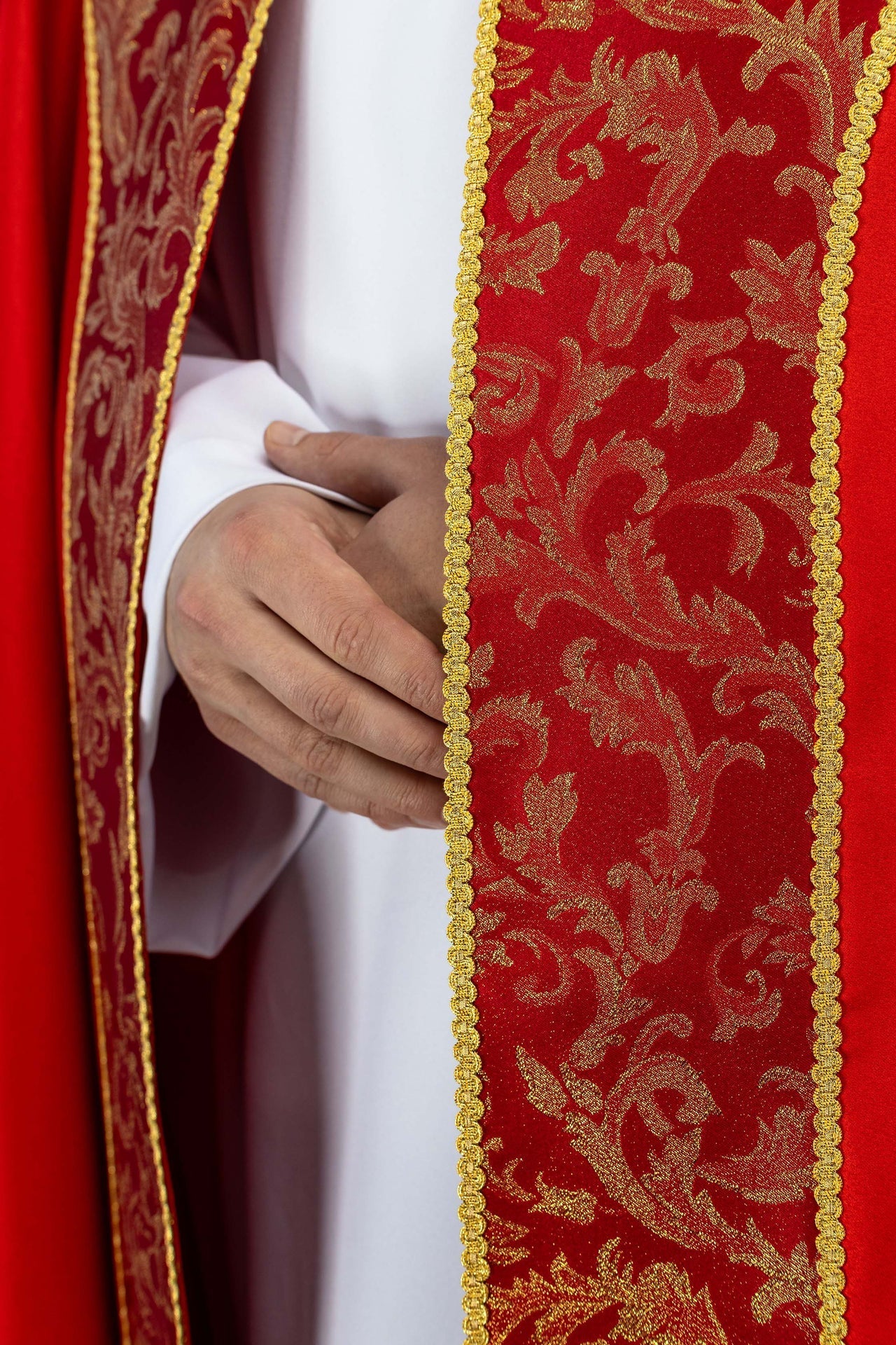 Capa pluvial bordada adornada con tejido jacquard rojo KKP/162/02/20 145cm - CASULLAS.ES