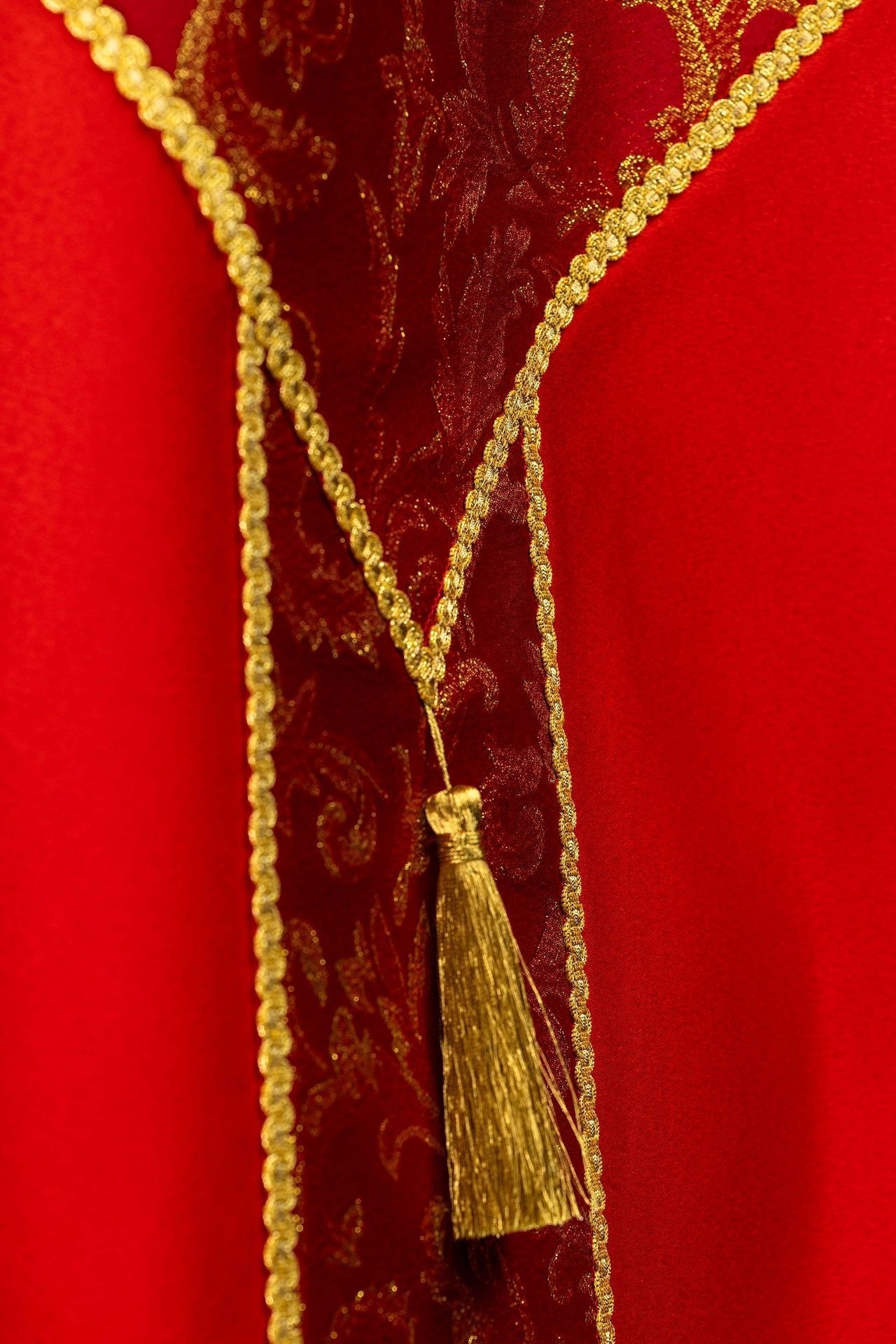 Capa pluvial bordada adornada con tejido jacquard rojo KKP/162/02/20 145cm - CASULLAS.ES
