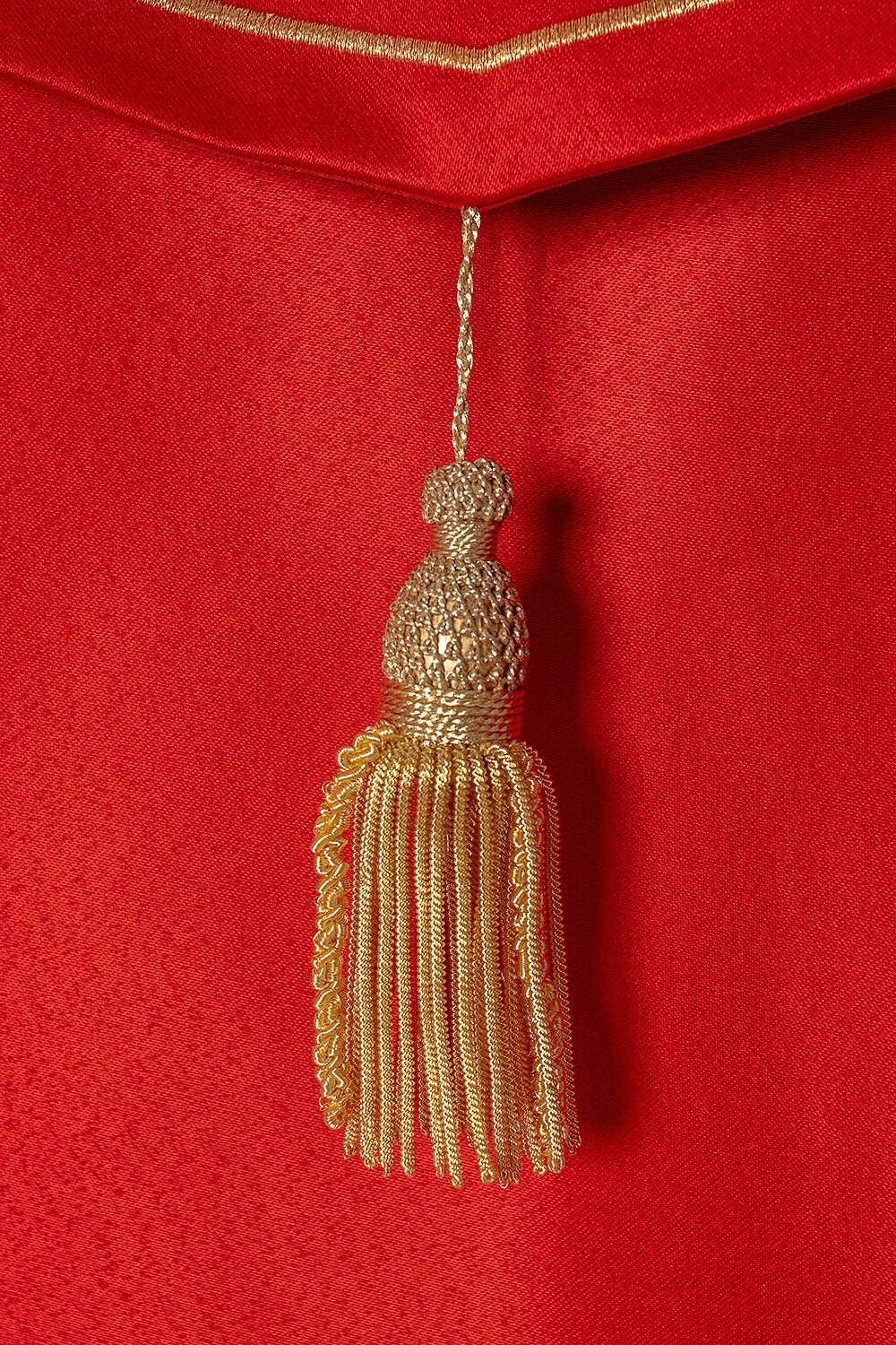 Capa pluvial roja con bordado IHS y Cáliz KKP/006/02/20 CZERWONA SAT.POMPON 150cm - CASULLAS.ES