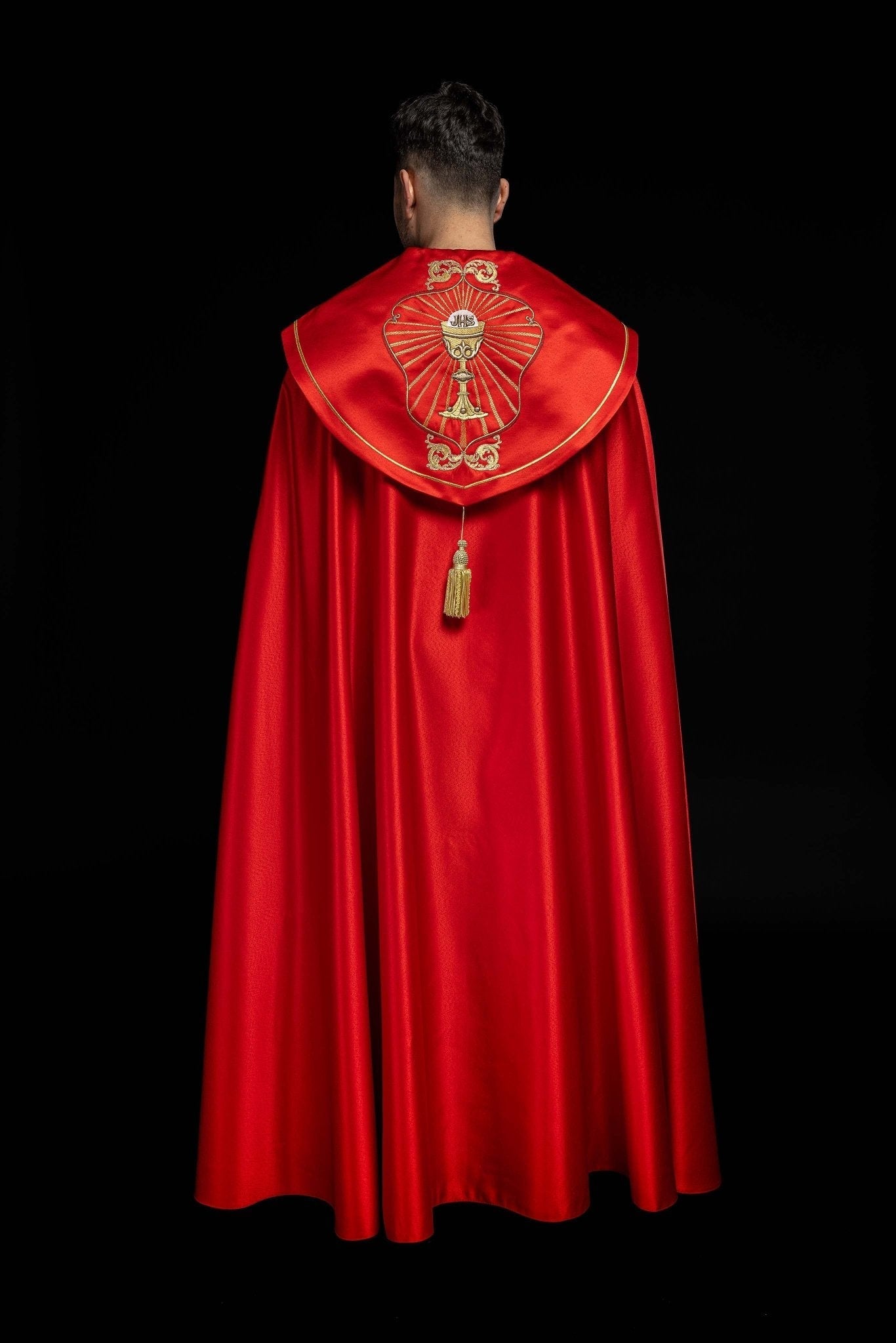 Capa pluvial roja con bordado IHS y Cáliz KKP/006/02/20 CZERWONA SAT.POMPON 150cm - CASULLAS.ES