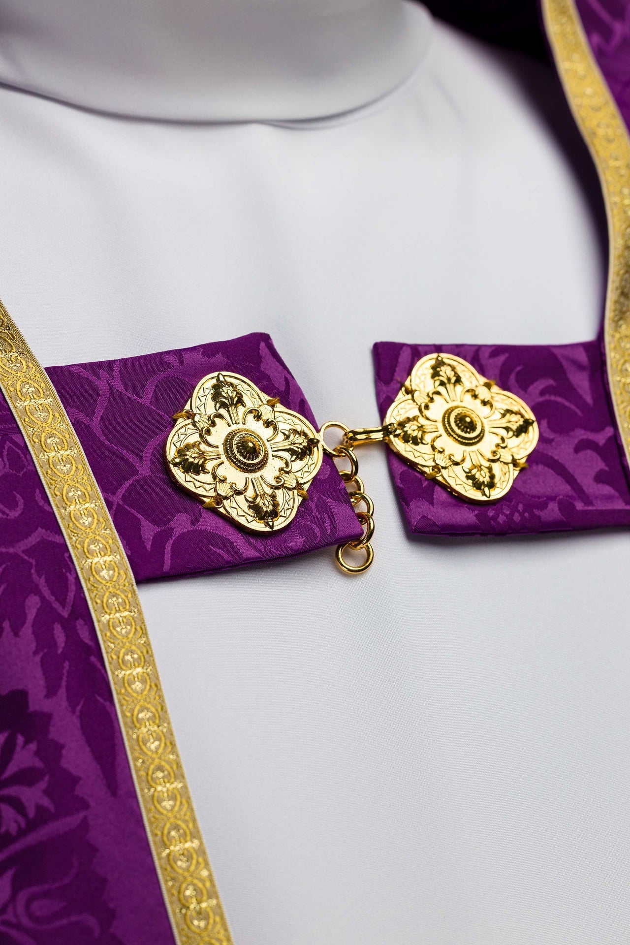 Capa pluvial romana lisa de jacquard color violeta KKP/159/03/83 145cm - CASULLAS.ES