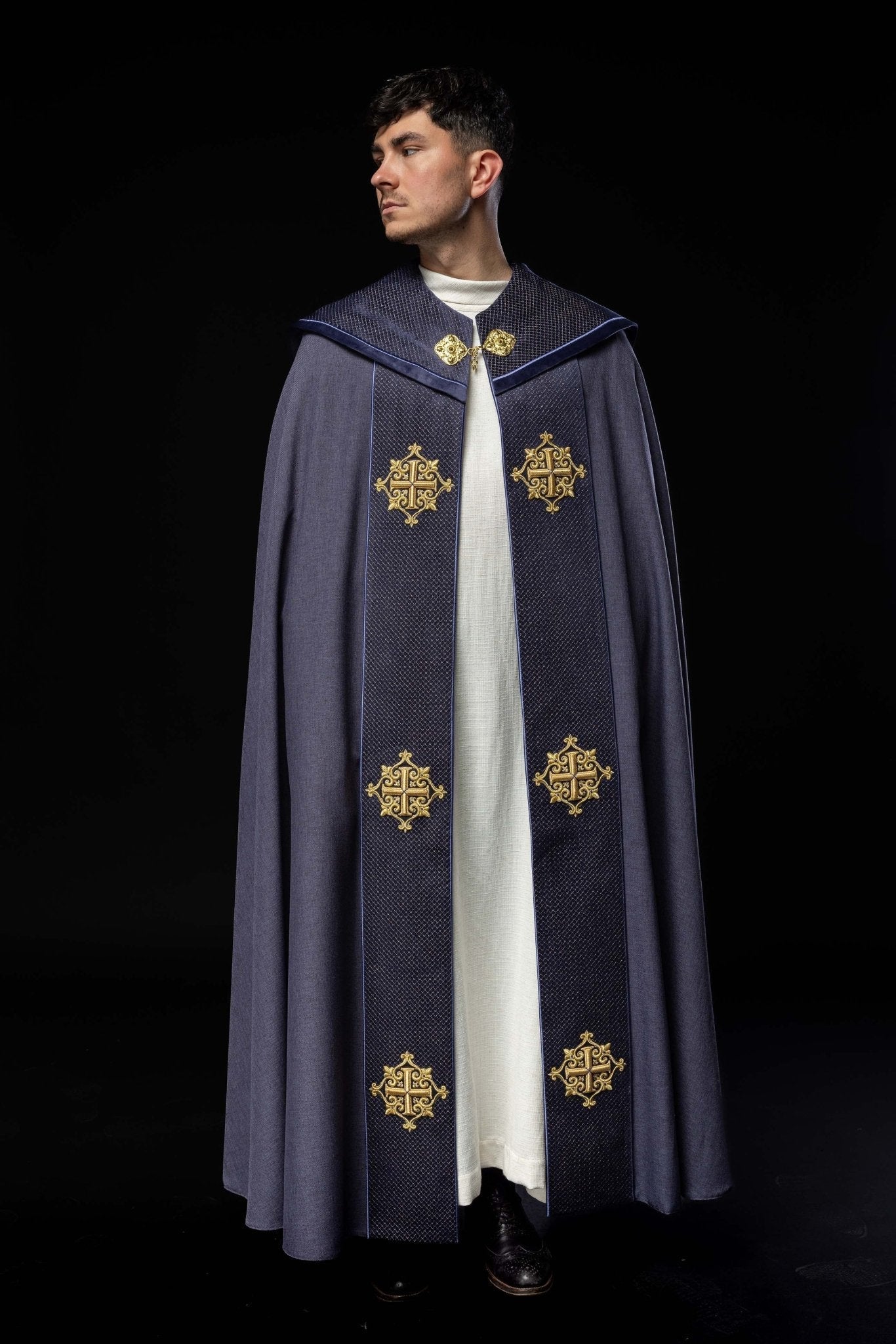 Capa pluvial terciopelo morada con bordado Cruces LE/3029/03 145cm - CASULLAS.ES