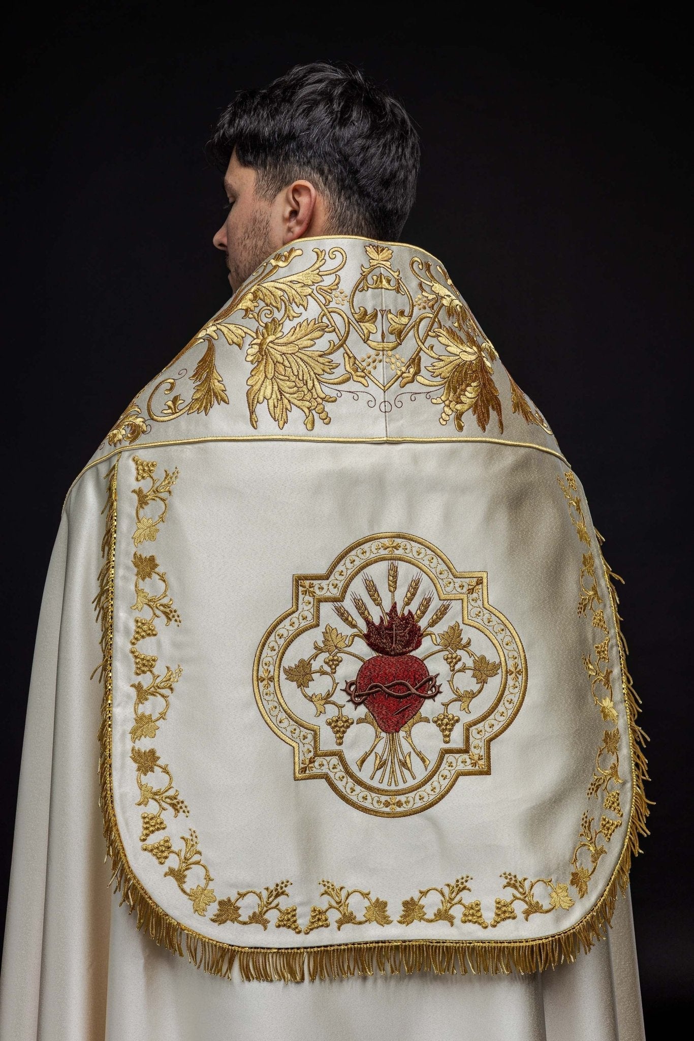 Capa romana de raso color crudo con corazón del Señor Jesús bordado KKP/026/05/20 150 cm - CASULLAS.ES