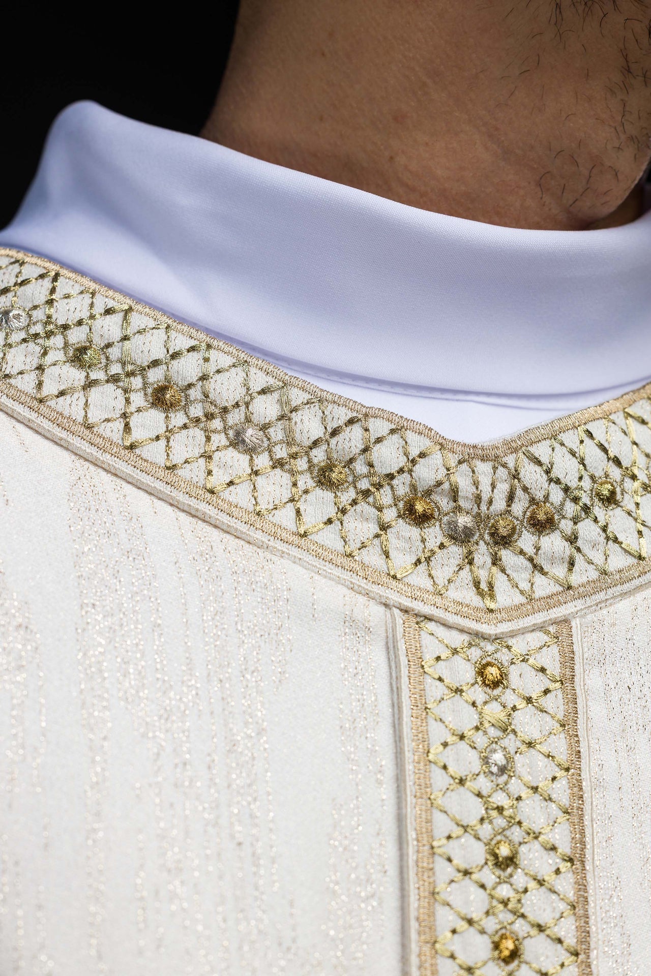 Casulla blanca con galón y cuello bordados LE/7033/05 - CASULLAS.ES
