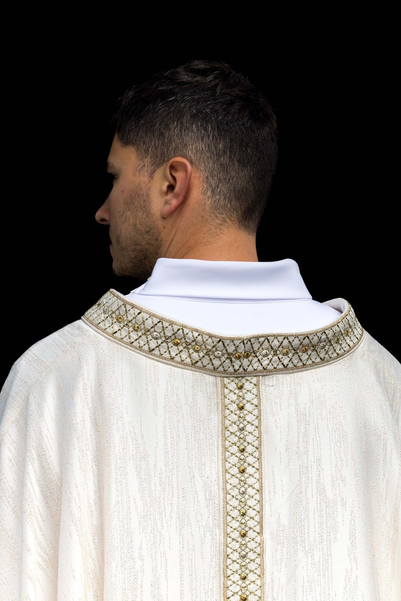 Casulla blanca con galón y cuello bordados LE/7033/05 - CASULLAS.ES