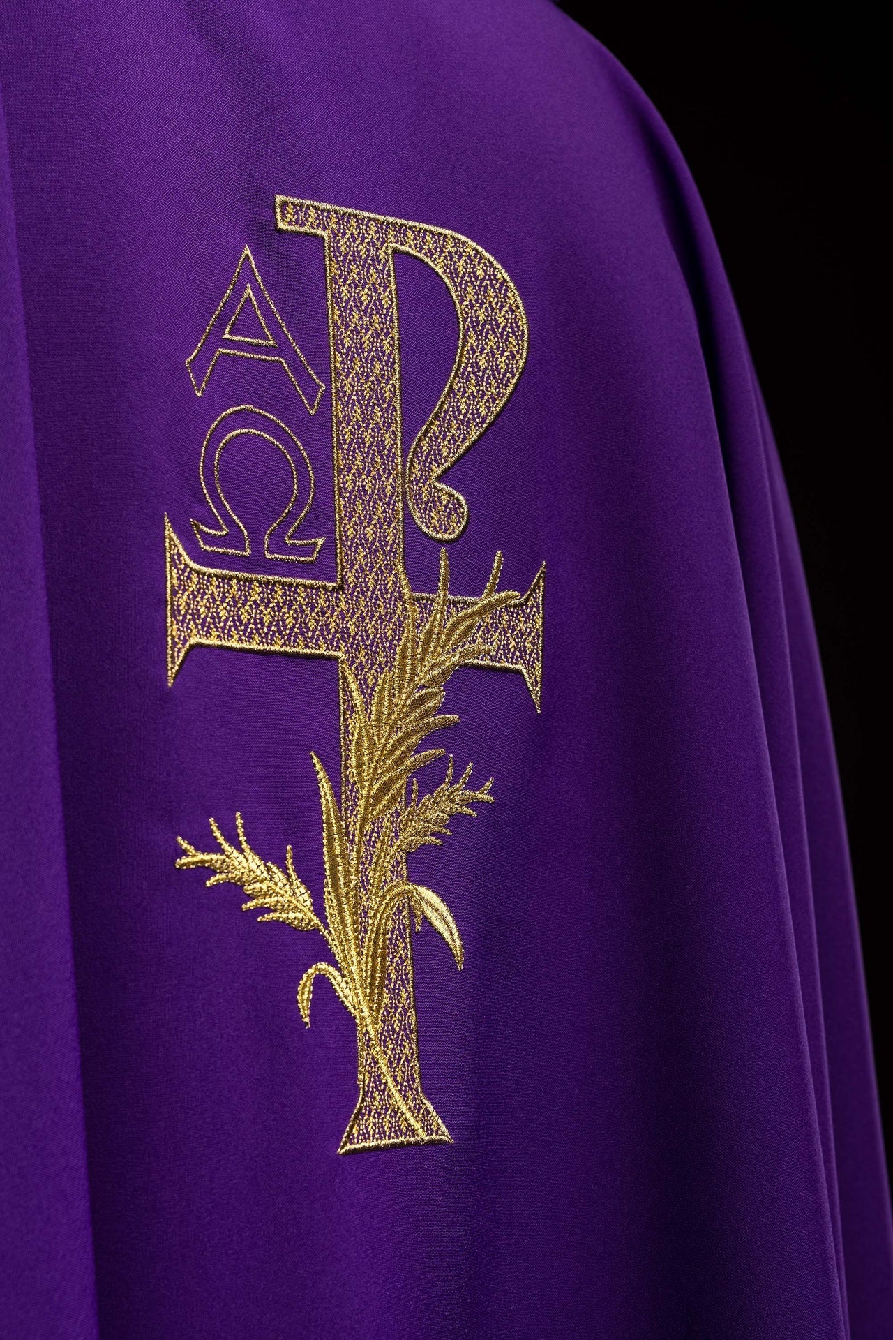 Casulla bordada con el símbolo Alfa y Omega y cuello ancho en color morado KOK/004/03/12/KARO - CASULLAS.ES