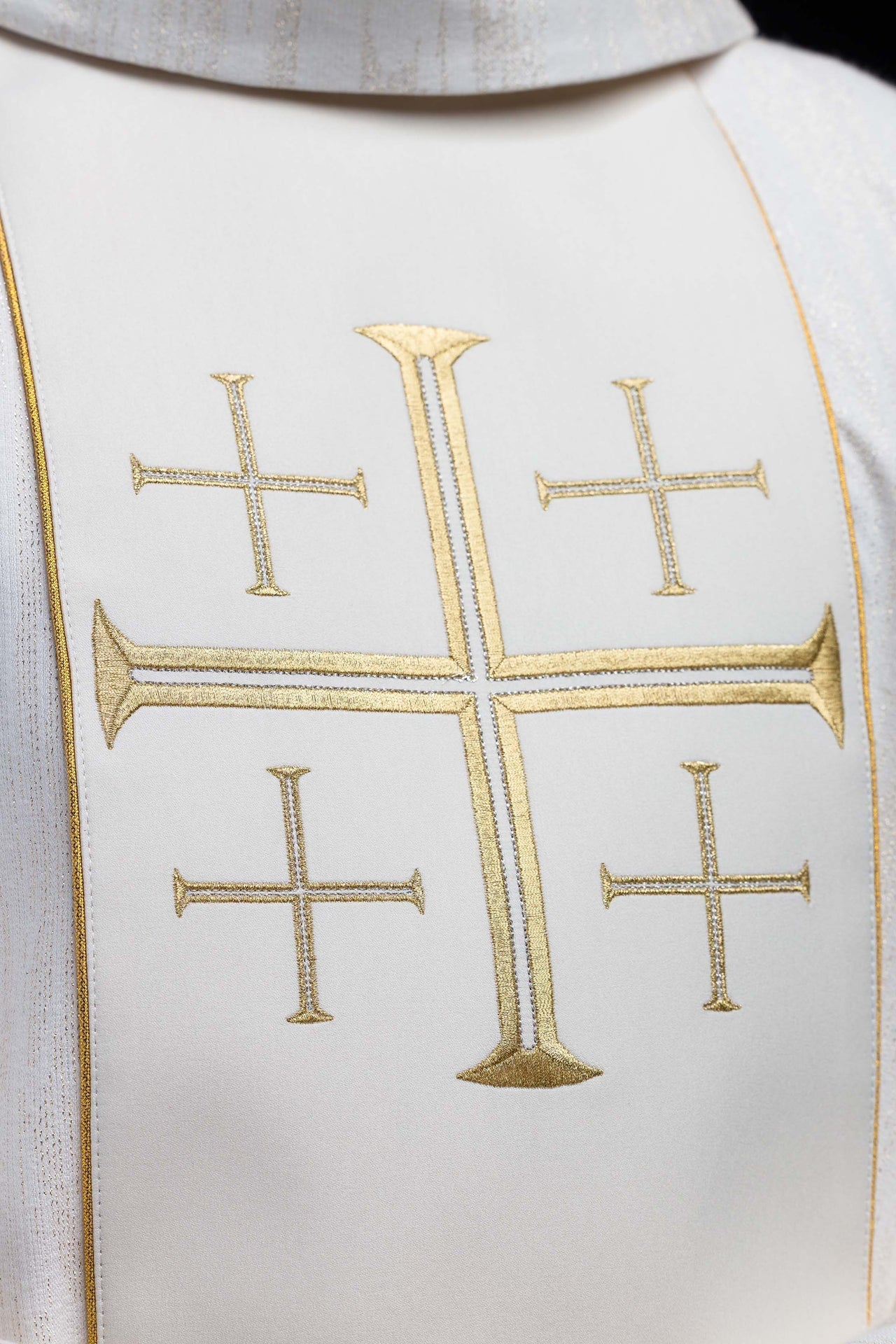Casulla bordada con galón y Cruces de Jerusalén – ecru KOR/972/05/99 - CASULLAS.ES