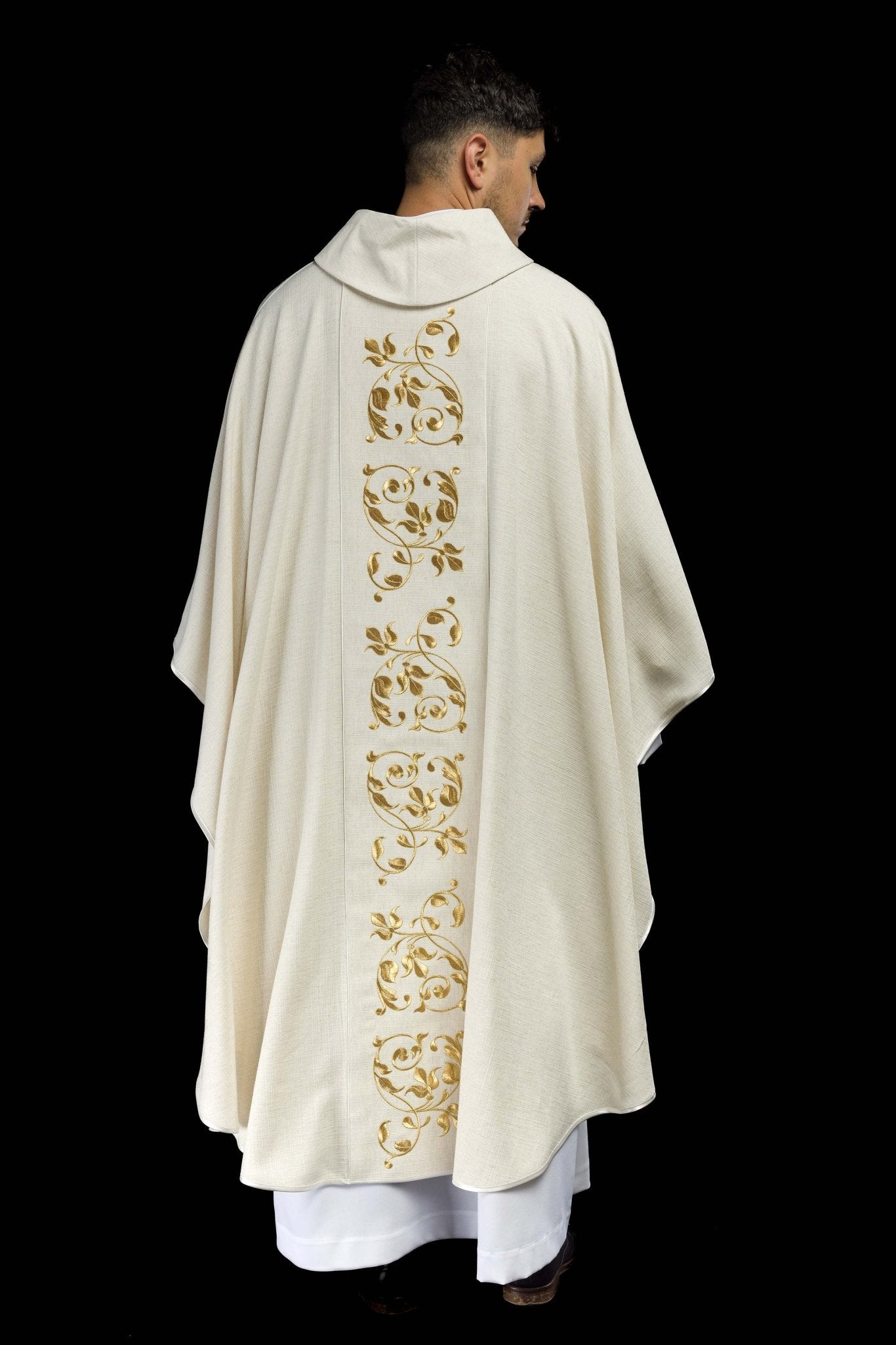 Casulla bordada con la imagen de la Sagrada Familia tejido natural KOR/276/05/49 - CASULLAS.ES