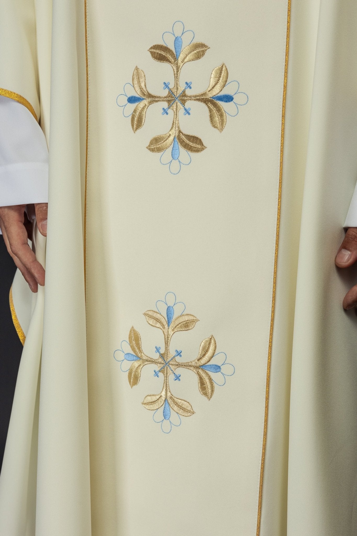 Casulla bordada con la imagen de la Virgen María y el Niño KOW2/007/05/01 - CASULLAS.ES