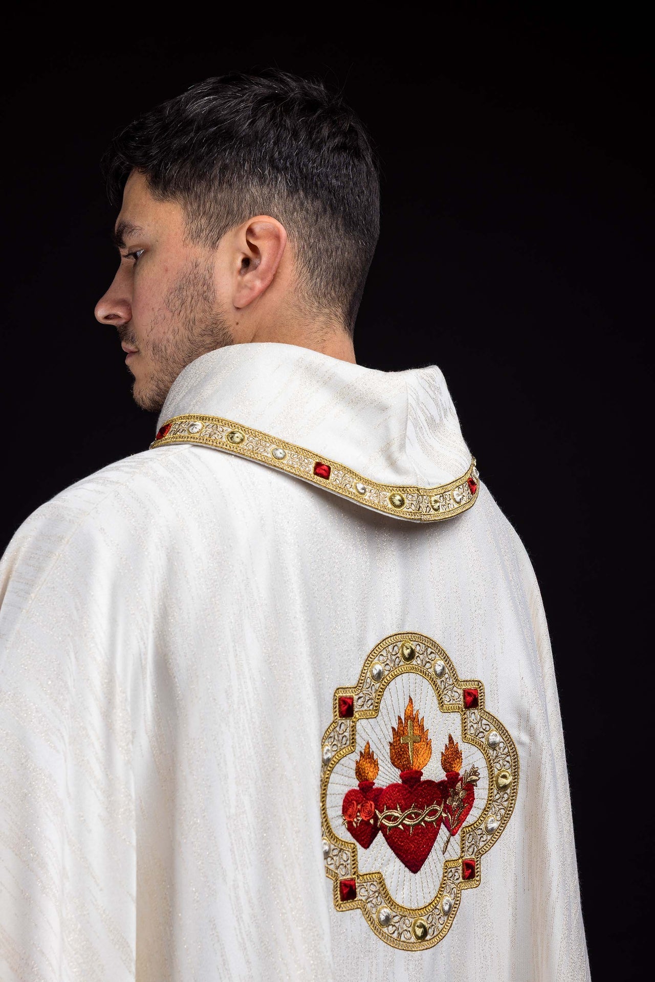 Casulla bordada con la imagen de los Tres Corazones S-7077-05-99 - CASULLAS.ES