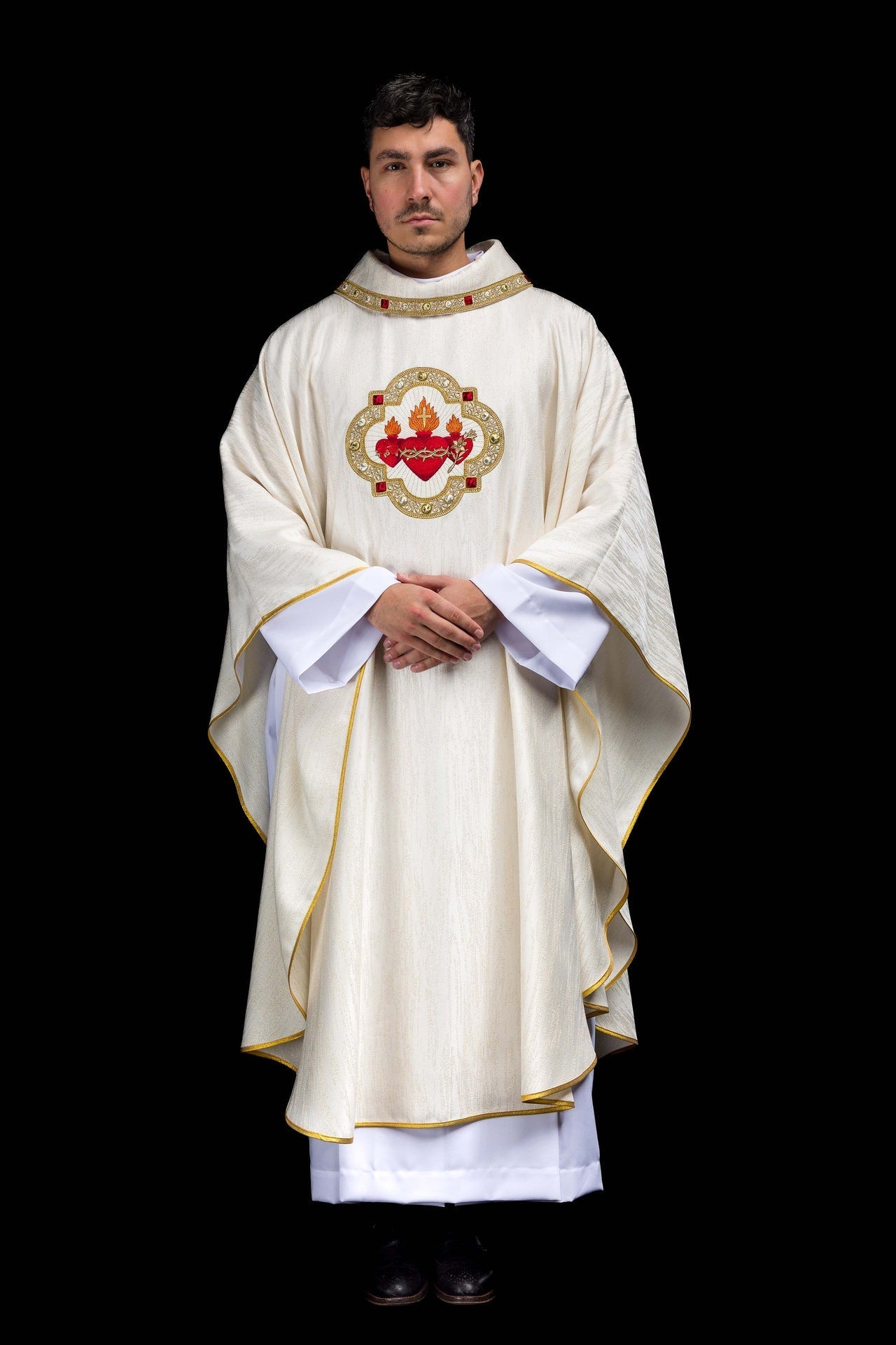 Casulla bordada con la imagen de los Tres Corazones S-7077-05-99 - CASULLAS.ES
