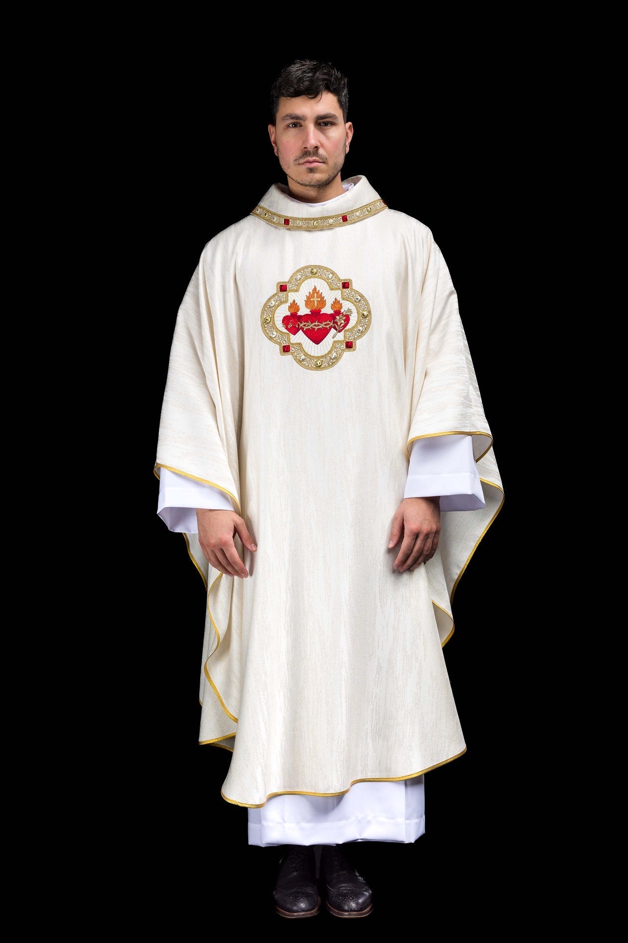 Casulla bordada con la imagen de los Tres Corazones S-7077-05-99 - CASULLAS.ES