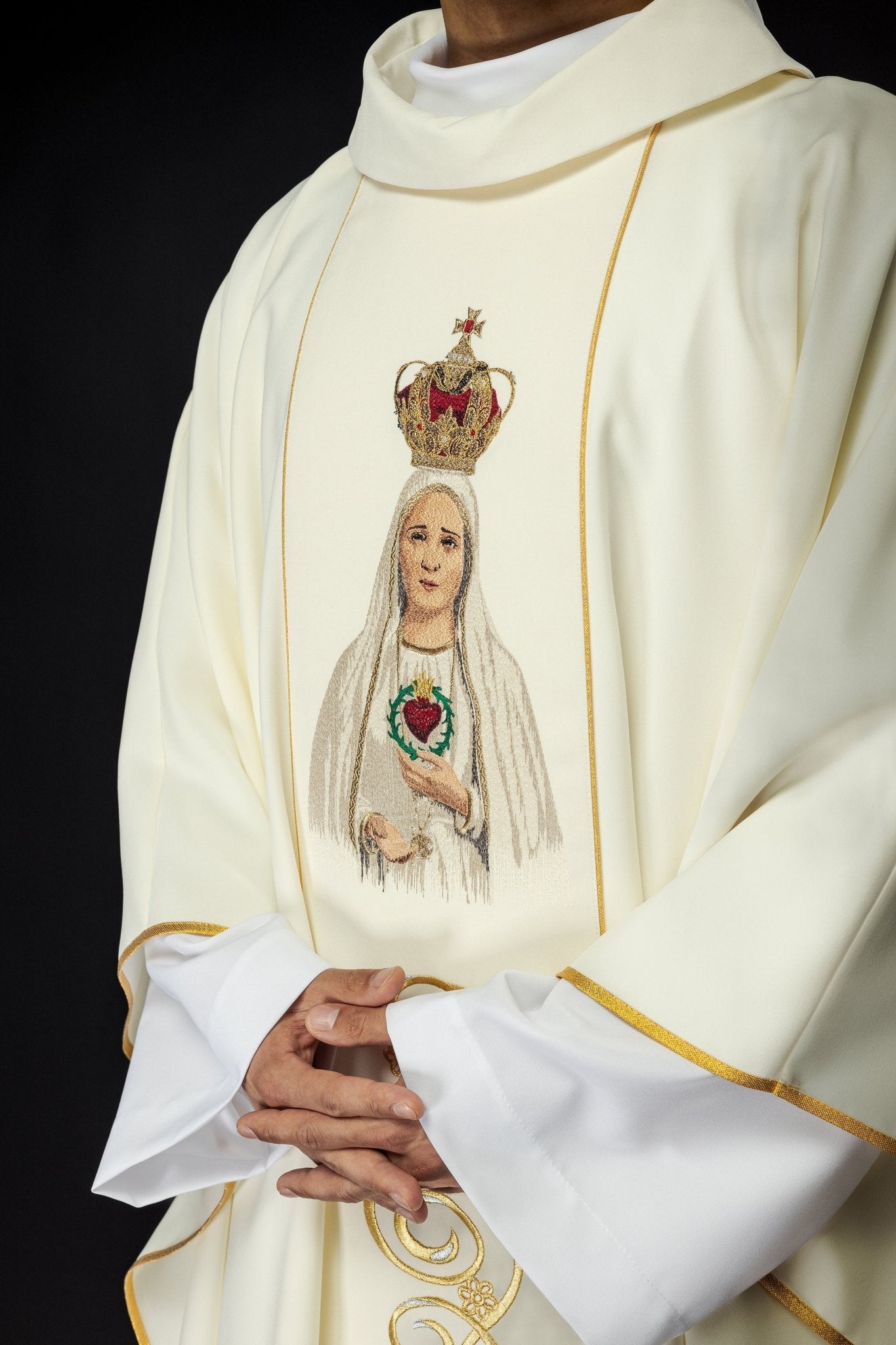 Casulla bordada con la imagen de Nuestra Señora de Fátima KOW2/004/05/01 - CASULLAS.ES
