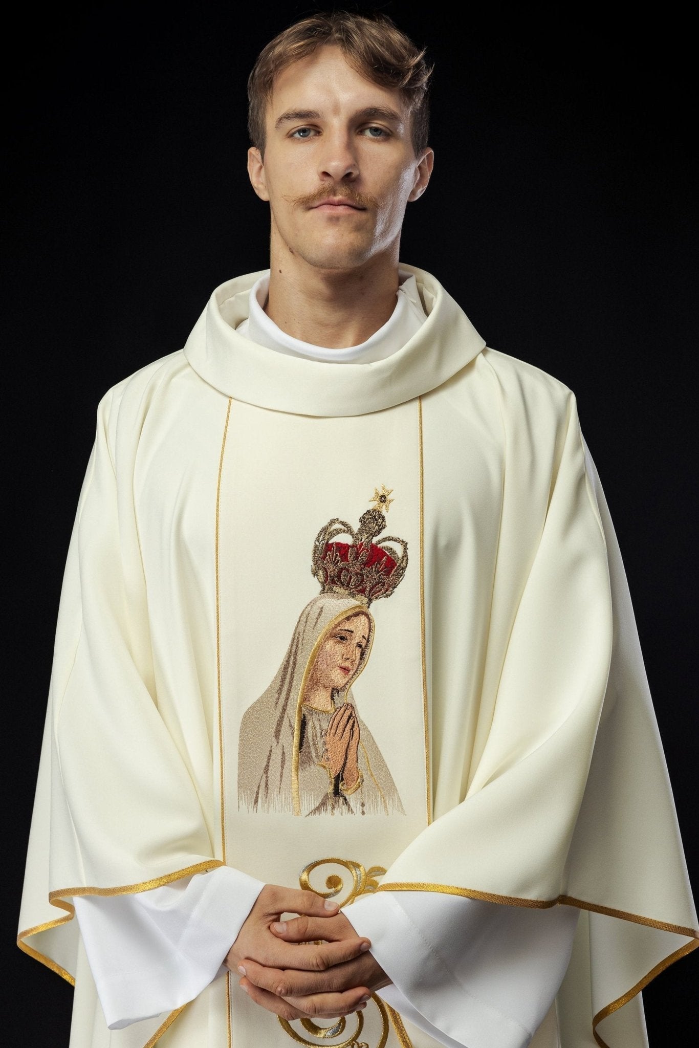 Casulla bordada con la imagen de Nuestra Señora de Fátima KOW2/005/05/01 - CASULLAS.ES
