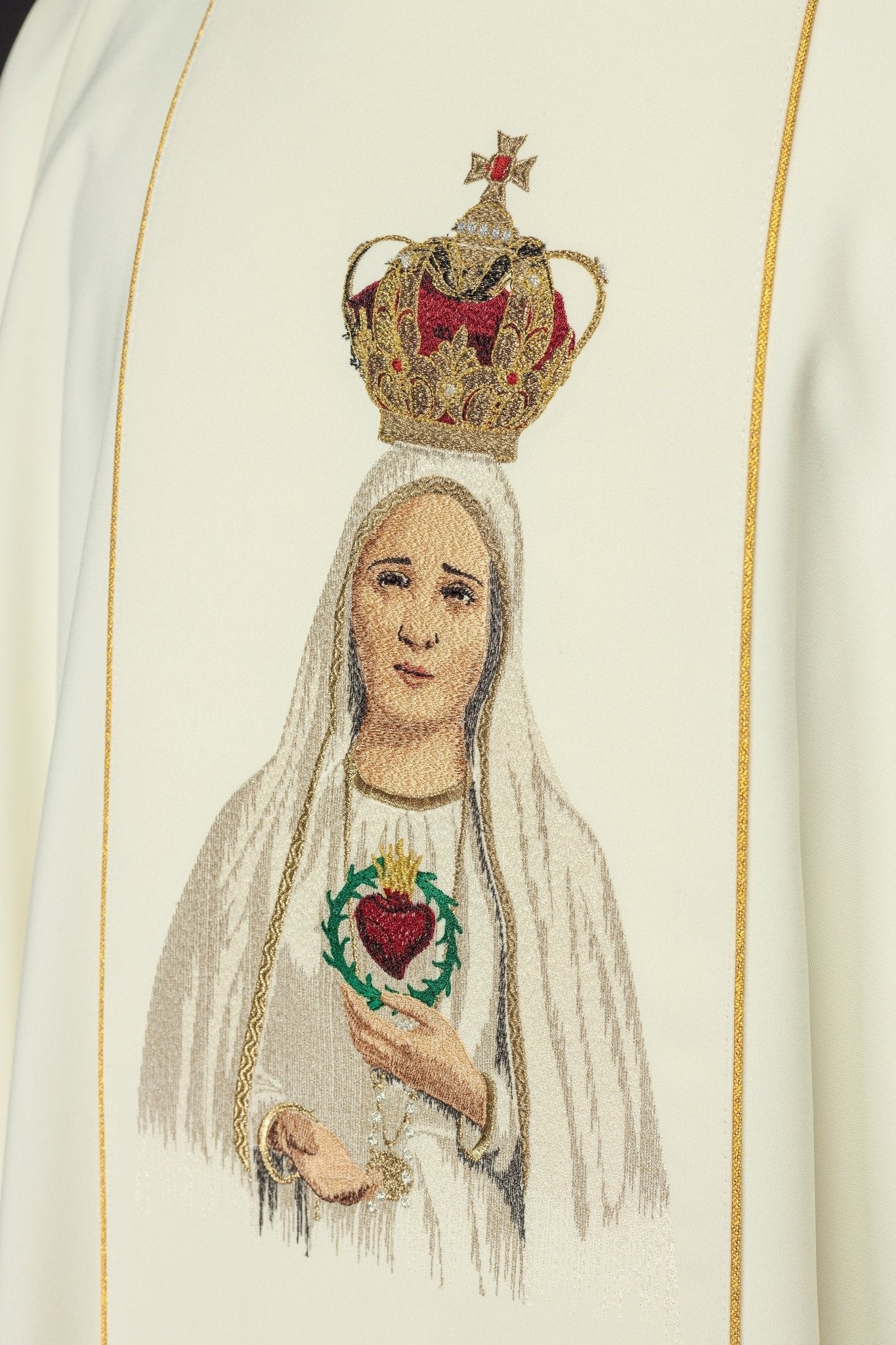 Casulla bordada con la imagen de Nuestra Señora de Fátima KOW2/004/05/01 - CASULLAS.ES