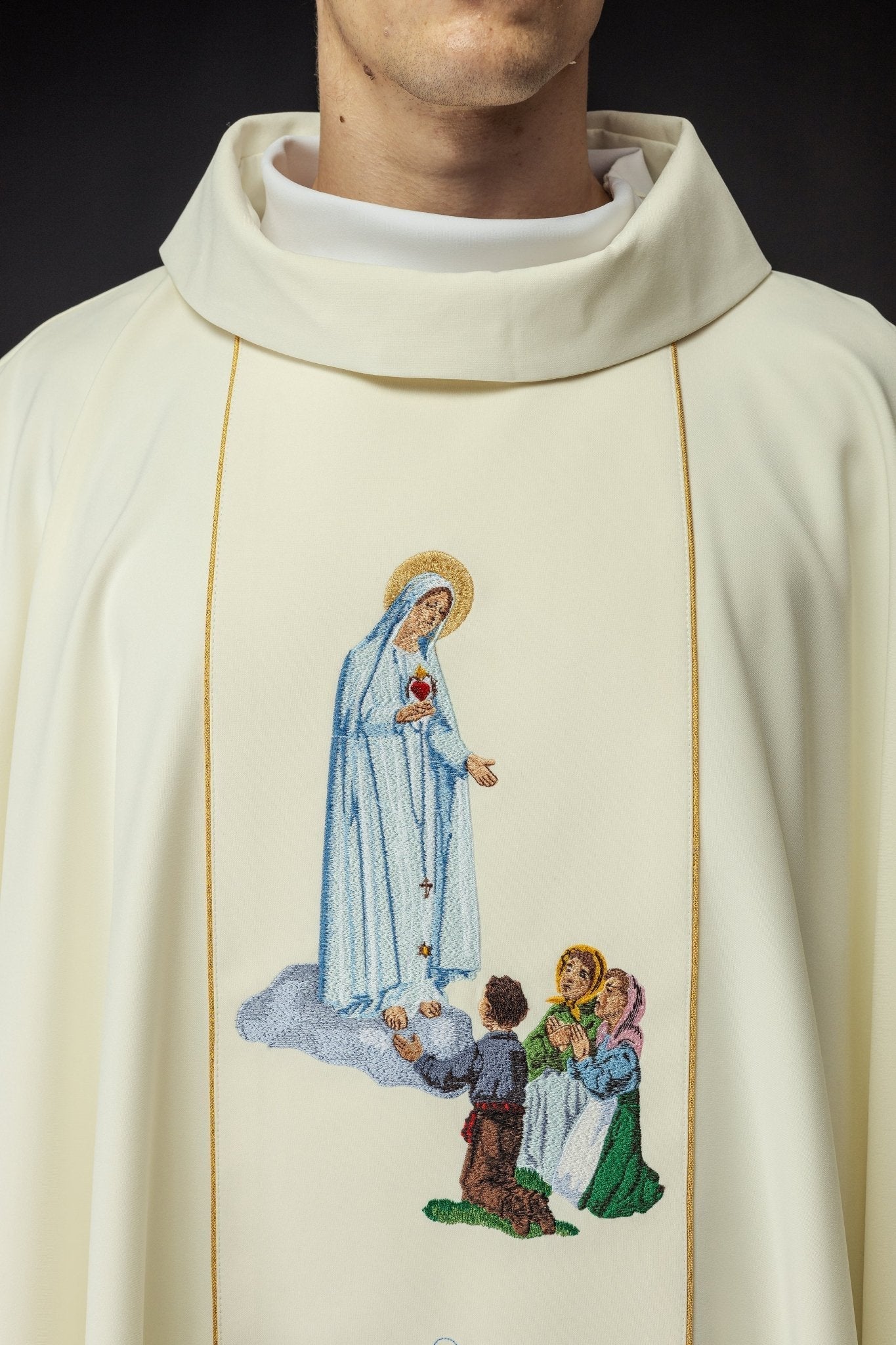 Casulla bordada con la imagen de Nuestra Señora de Fátima KOW2/002/05/01 - CASULLAS.ES