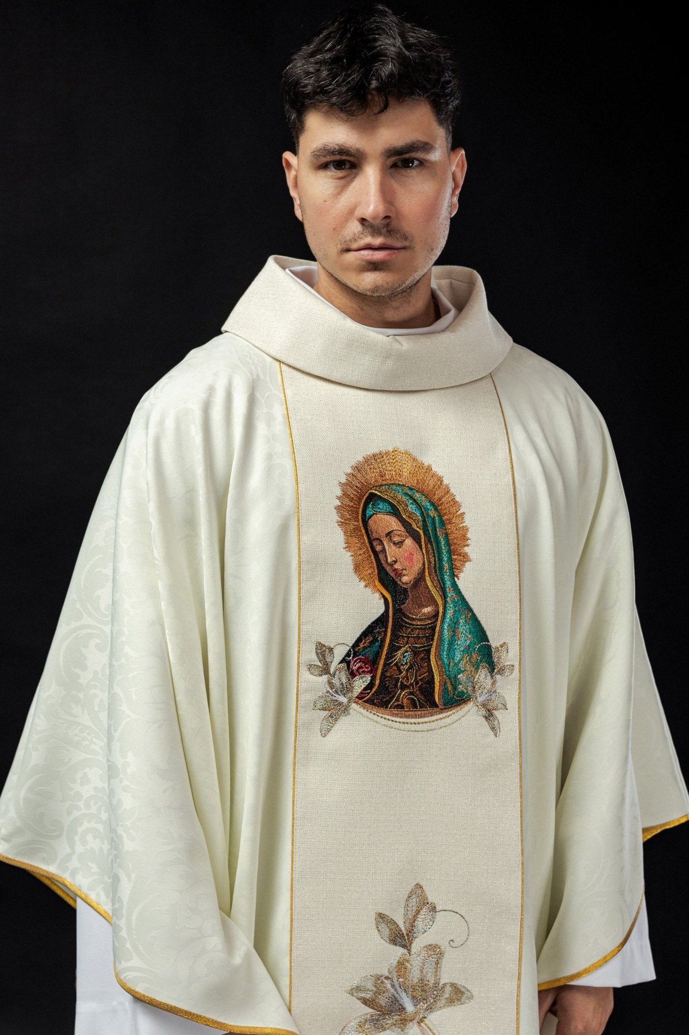 Casulla bordada con la imagen de Nuestra Señora de Guadalupe KOW2/011/05/81 - CASULLAS.ES