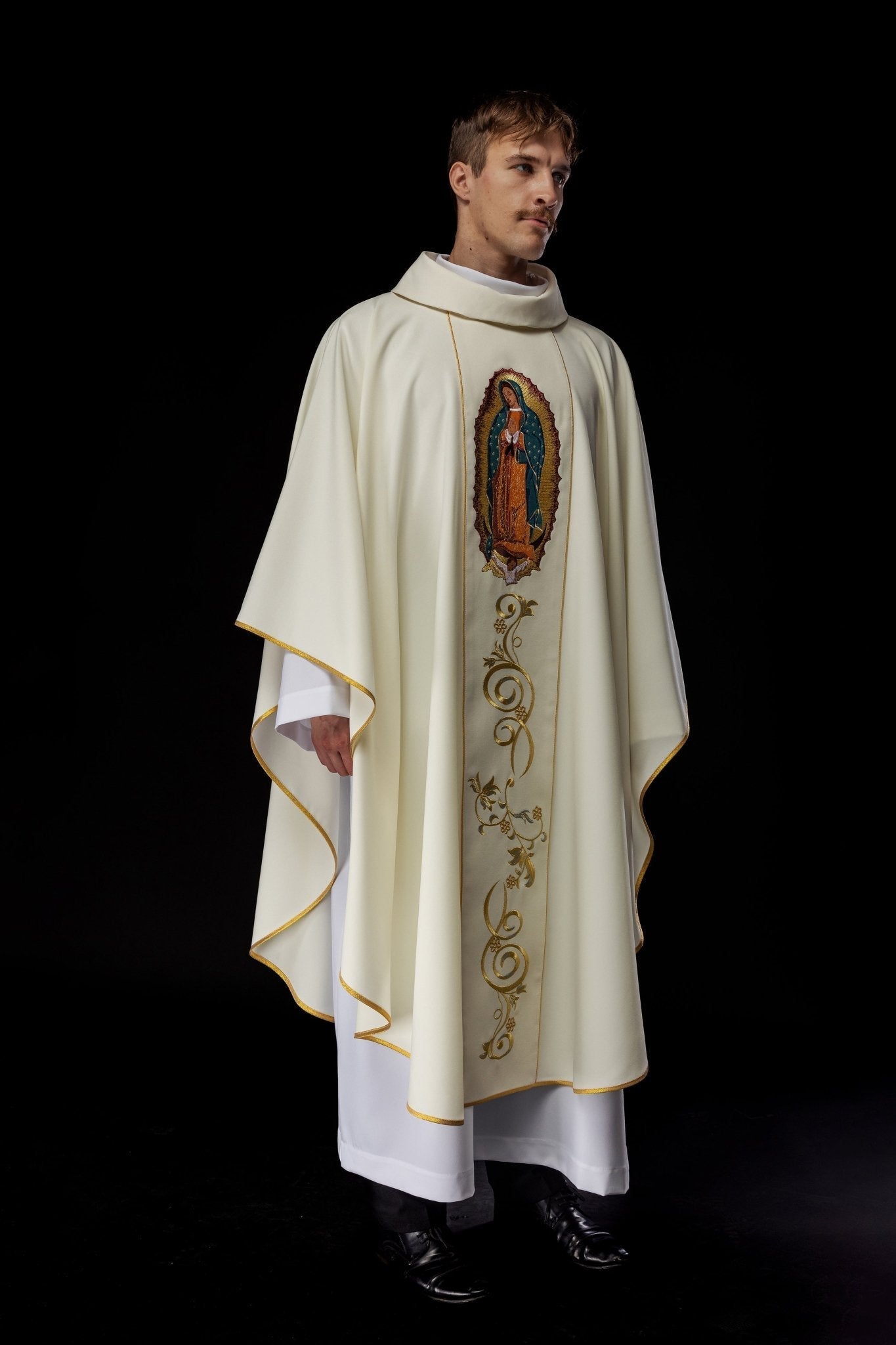 Casulla bordada con la imagen de Nuestra Señora de Guadalupe KOW2/015/05/01 - CASULLAS.ES