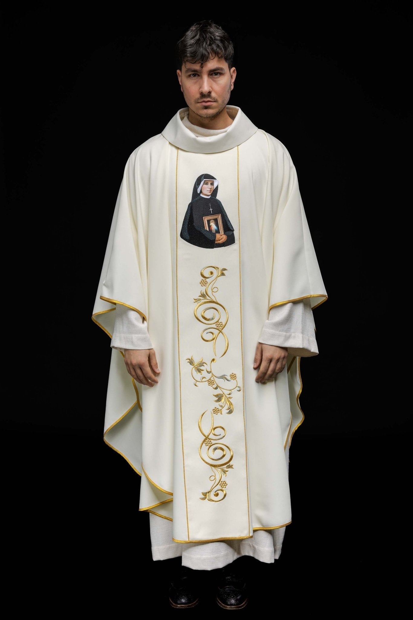 Casulla bordada con la imagen de Santa Faustina KOW2/033/05/01 - CASULLAS.ES