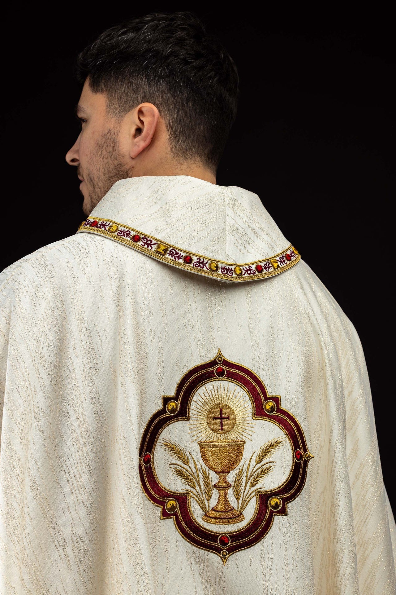 Casulla bordada con la imagen del Sagrado Corazón de Jesús y del cáliz eucarístico LE/7076/05 - CASULLAS.ES