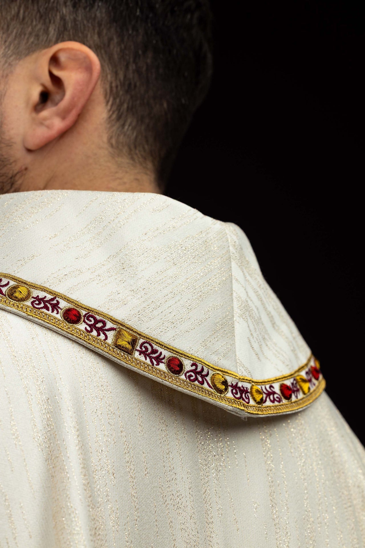 Casulla bordada con la imagen del Sagrado Corazón de Jesús y del cáliz eucarístico LE/7076/05 - CASULLAS.ES