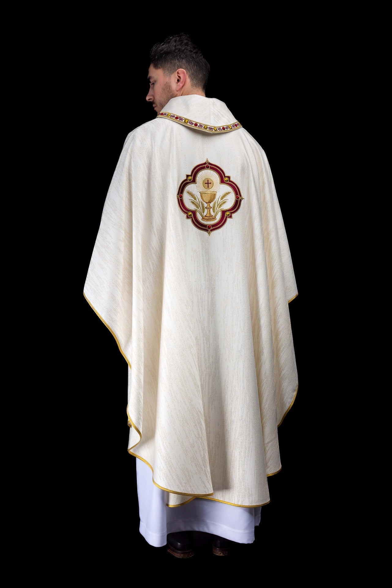Casulla bordada con la imagen del Sagrado Corazón de Jesús y del cáliz eucarístico LE/7076/05 - CASULLAS.ES