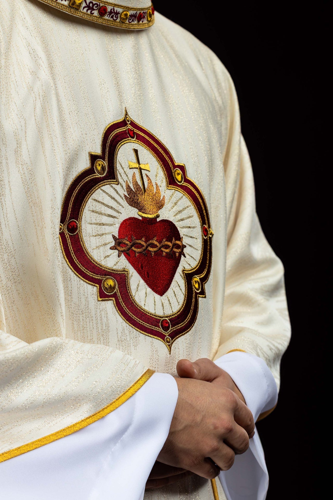Casulla bordada con la imagen del Sagrado Corazón de Jesús y del cáliz eucarístico LE/7076/05 - CASULLAS.ES