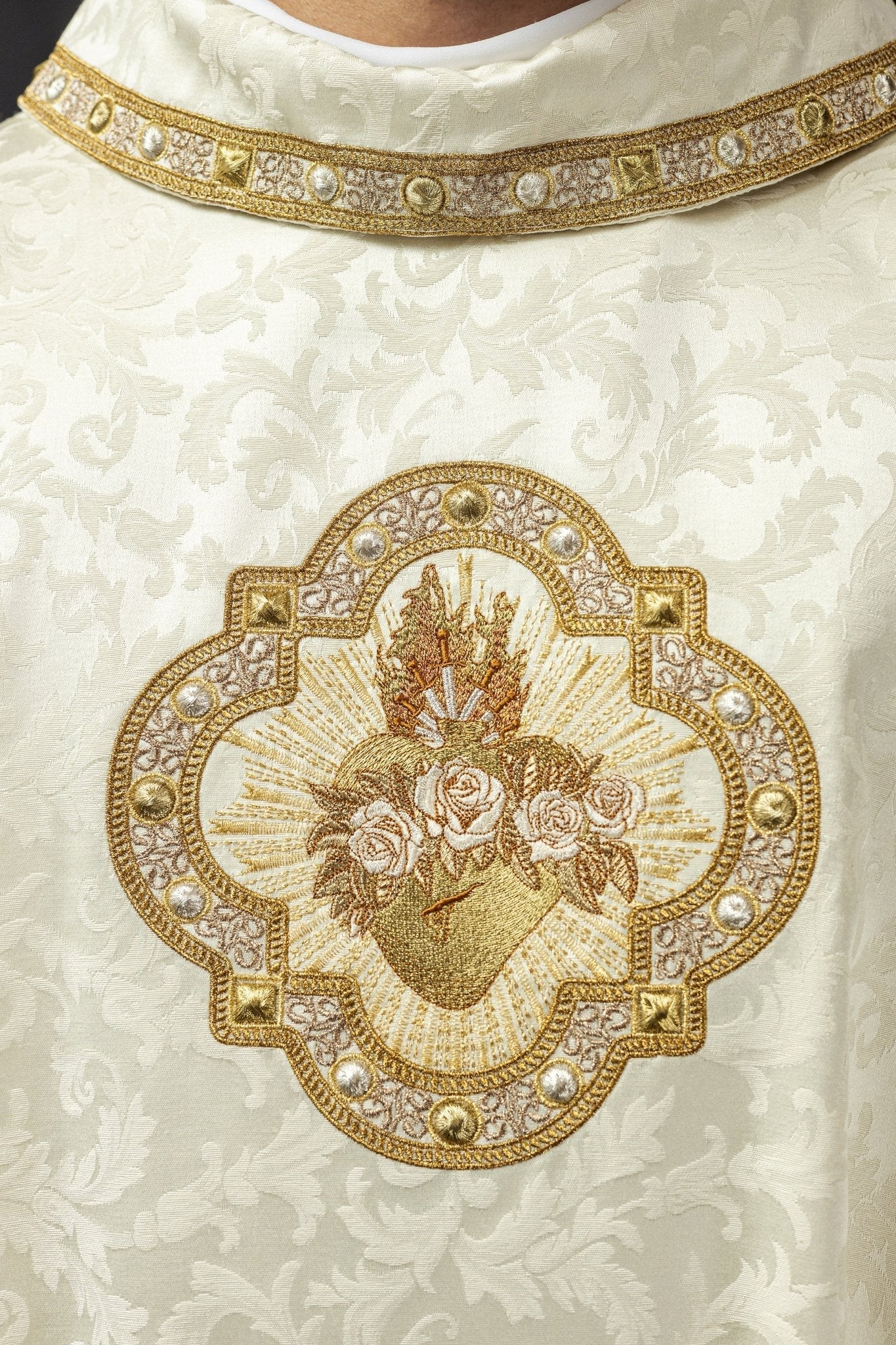 Casulla bordada con un motivo jacquard del Corazón de María S - 70101 - 05 - 88 - CASULLAS.ES