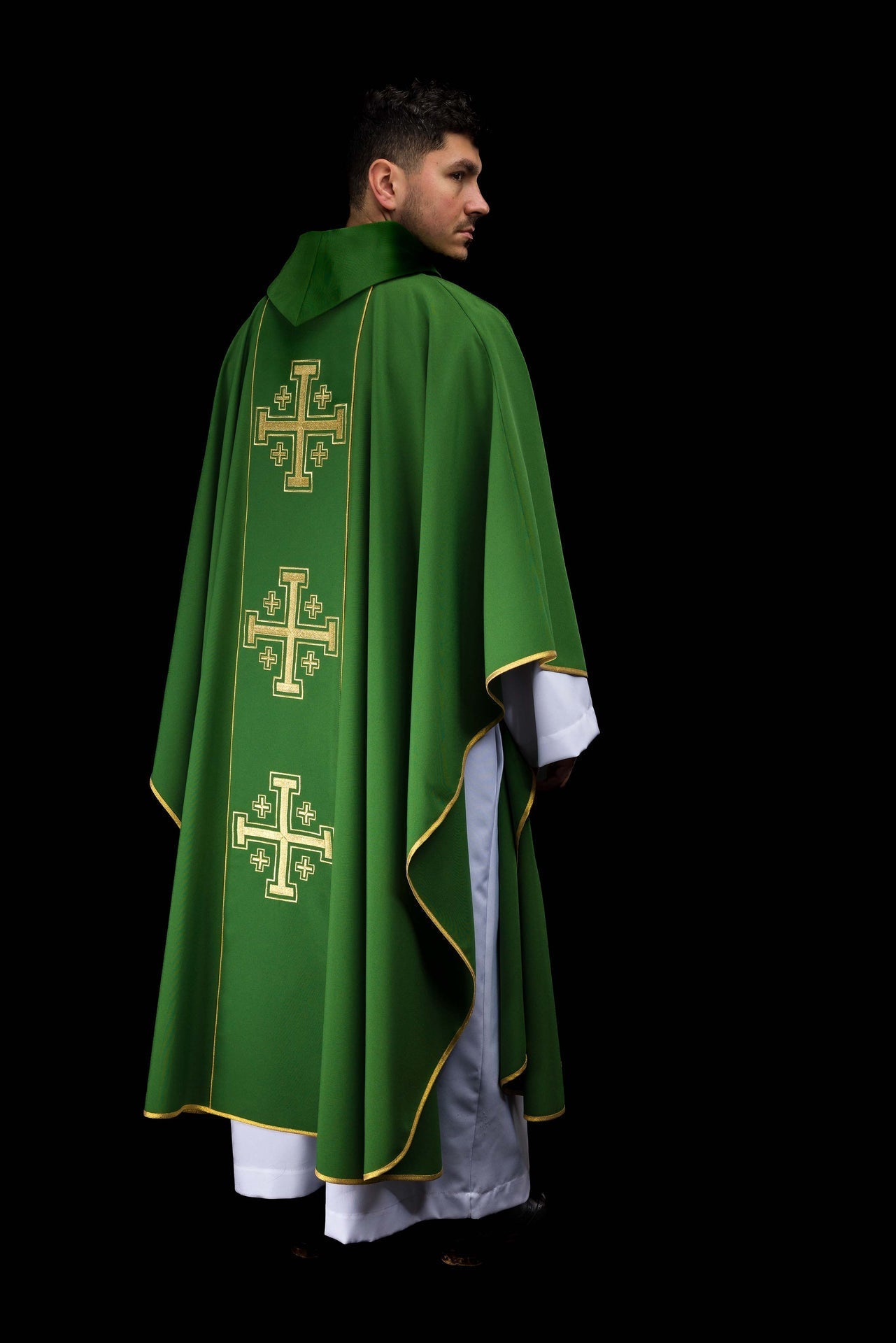 Casulla bordada de color verde con banda y cruces de Jerusalén KDT/7046/01/01 - CASULLAS.ES