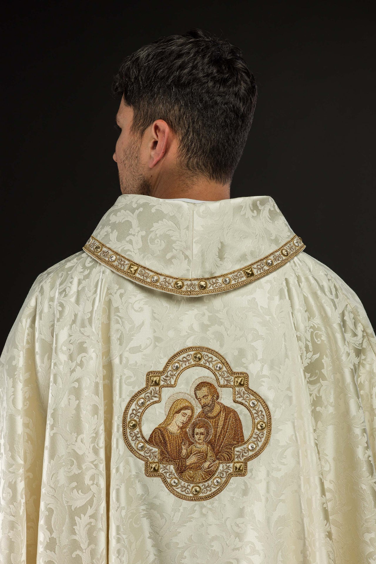 Casulla bordada de Navidad con la imagen de la Sagrada Familia S-7075-05-88 - CASULLAS.ES
