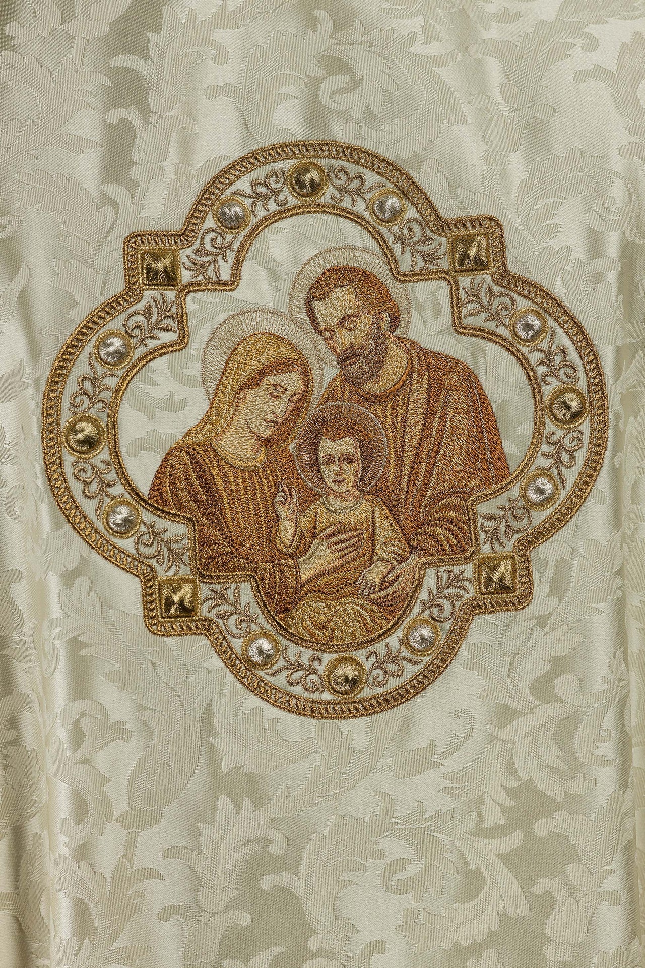 Casulla bordada de Navidad con la imagen de la Sagrada Familia S-7075-05-88 - CASULLAS.ES