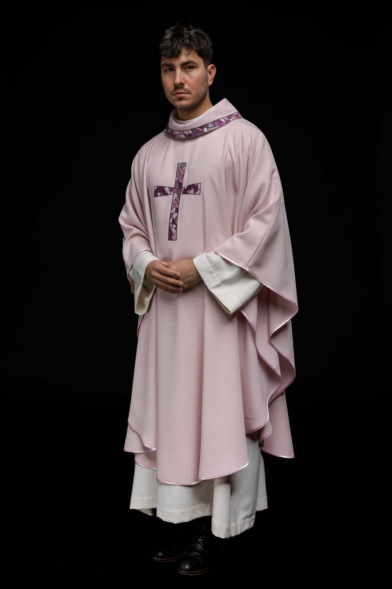 Casulla bordada rosa con cruz de mosaico KOR/257/08/70 - CASULLAS.ES
