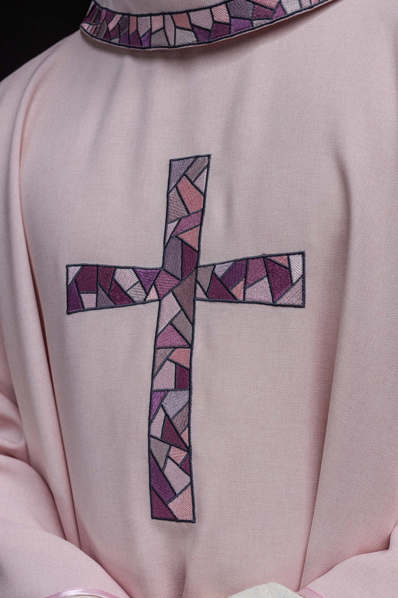 Casulla bordada rosa con cruz de mosaico KOR/257/08/70 - CASULLAS.ES