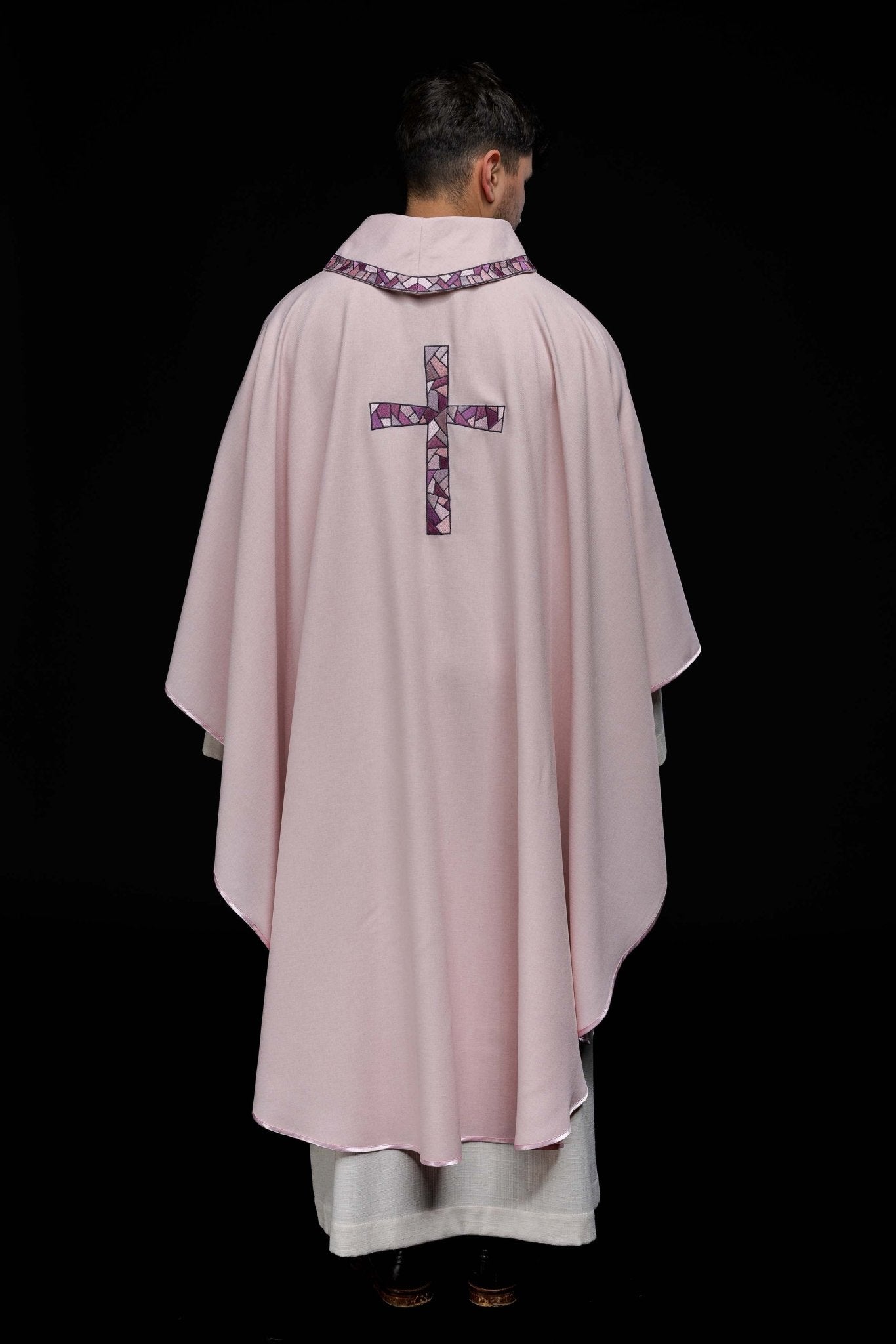 Casulla bordada rosa con cruz de mosaico KOR/257/08/70 - CASULLAS.ES