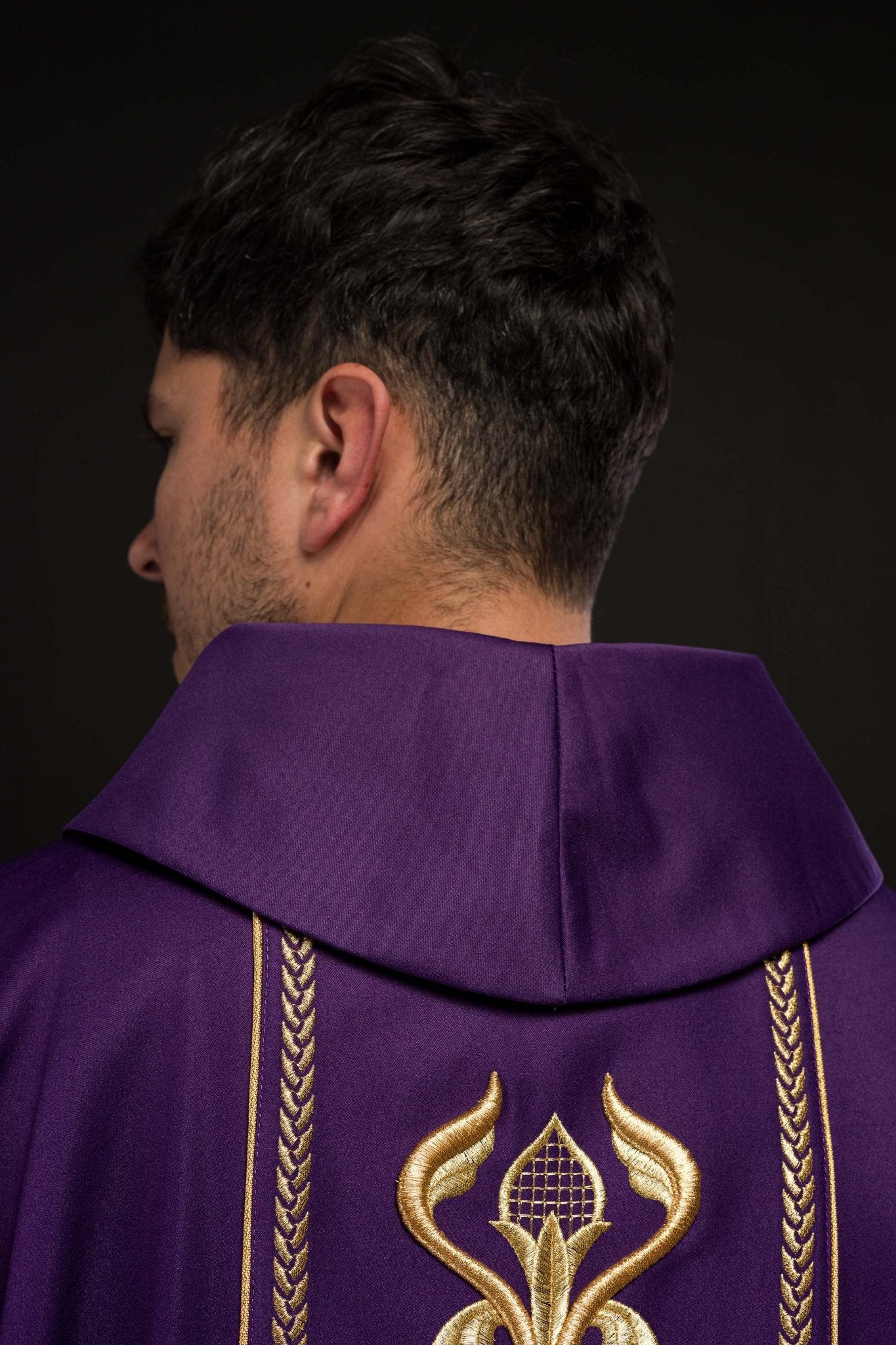 Casulla bordada violeta con banda decorativa KOR/267/03/53 - CASULLAS.ES